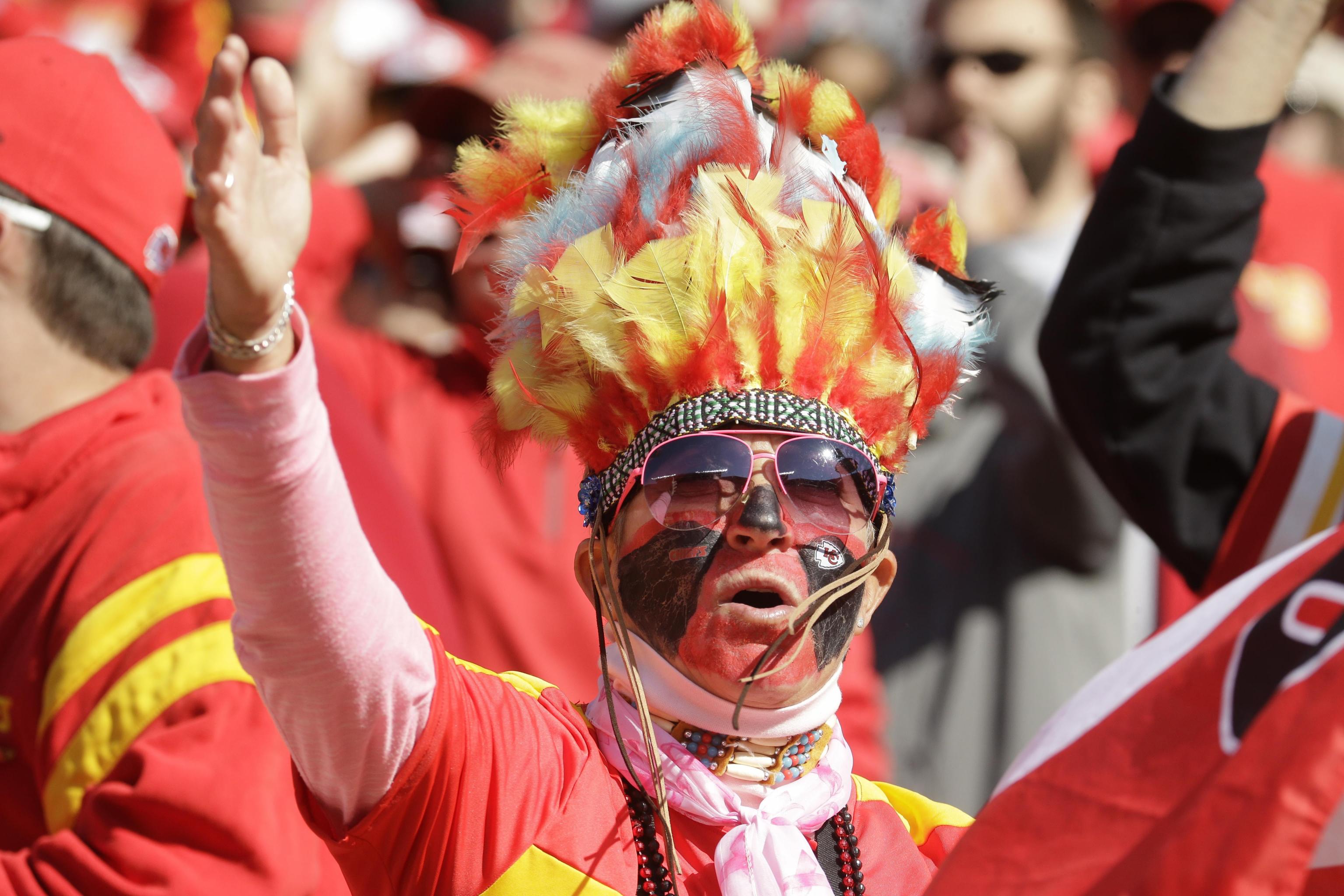 Kansas City Chiefs ban fans from wearing headdresses and Native  American-inspired face paint in the stadium - CBS News