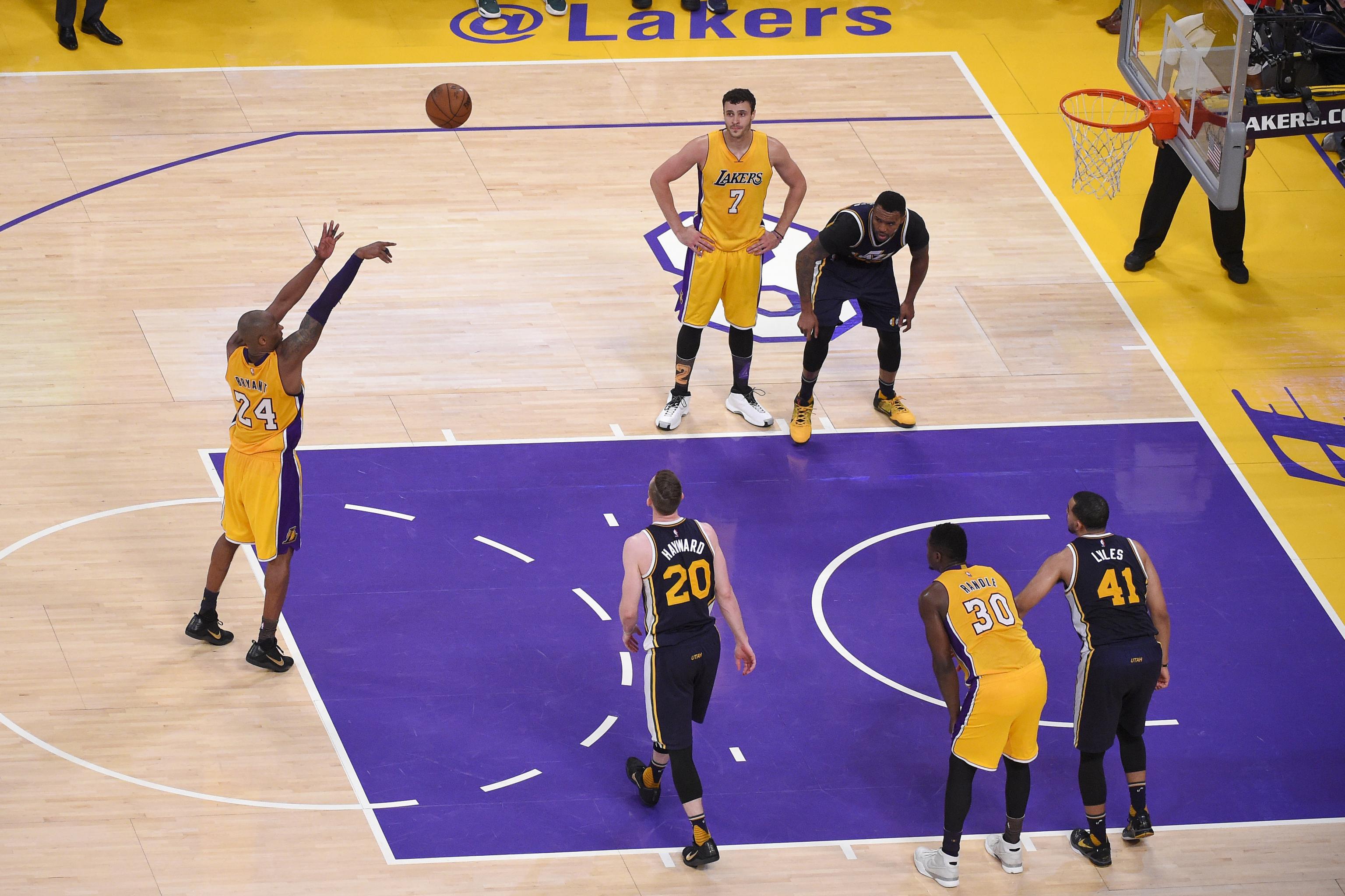 Los Angeles Lakers forward Kobe Bryant (24) shoots a free throw to