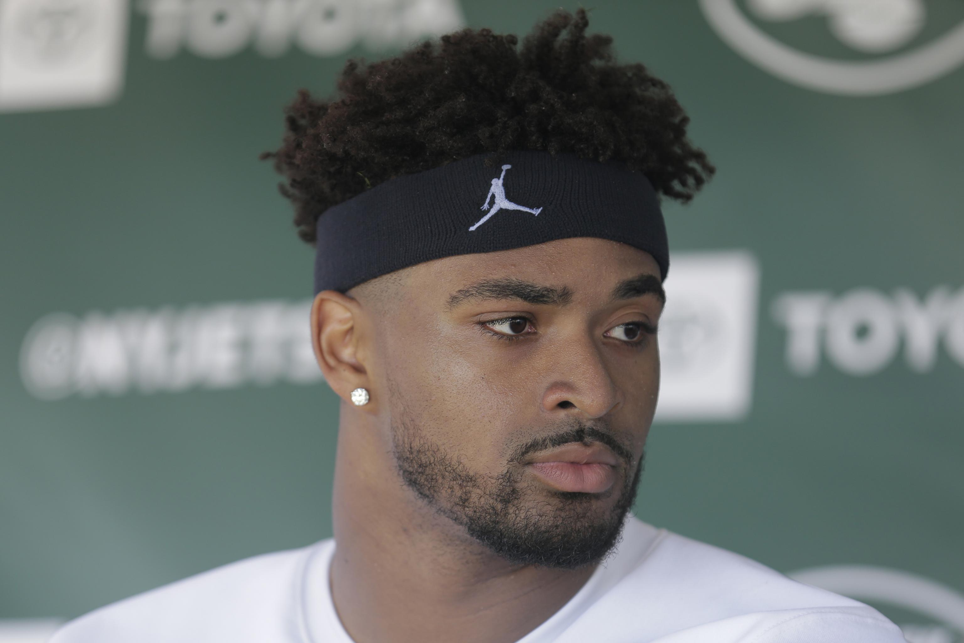 Seahawks safety Jamal Adams slices hand while slicing strawberries