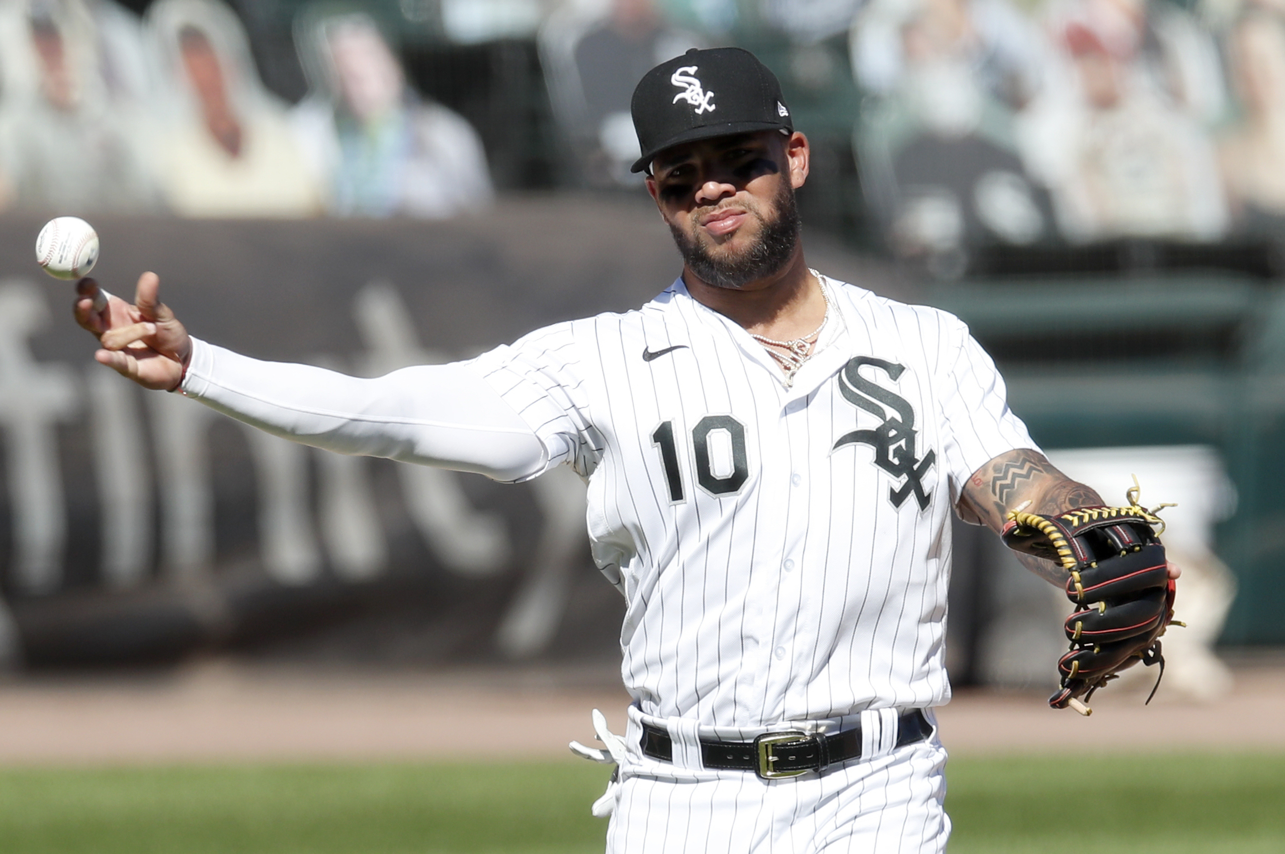 White Sox' Yoan Moncada dealing with fatigue from virus; Sox blast