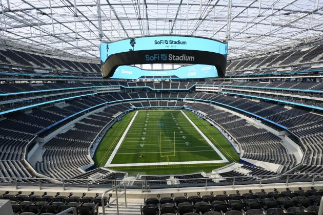 En foto del 4 de septiembre del 2020 el campo de juego del estadio SoFi en Los Ángeles. Cuenta con una pantalla al centro única, doble vista y que cuelga del centro. (AP Photo/Marcio Jose Sanchez, File)