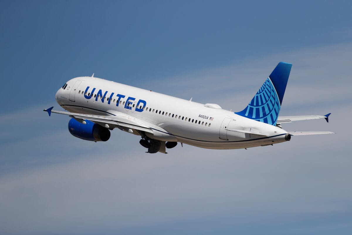 United Airlines Sued for Allegedly Preferring White, Blond Crews on NFL Charters | Bleacher ...