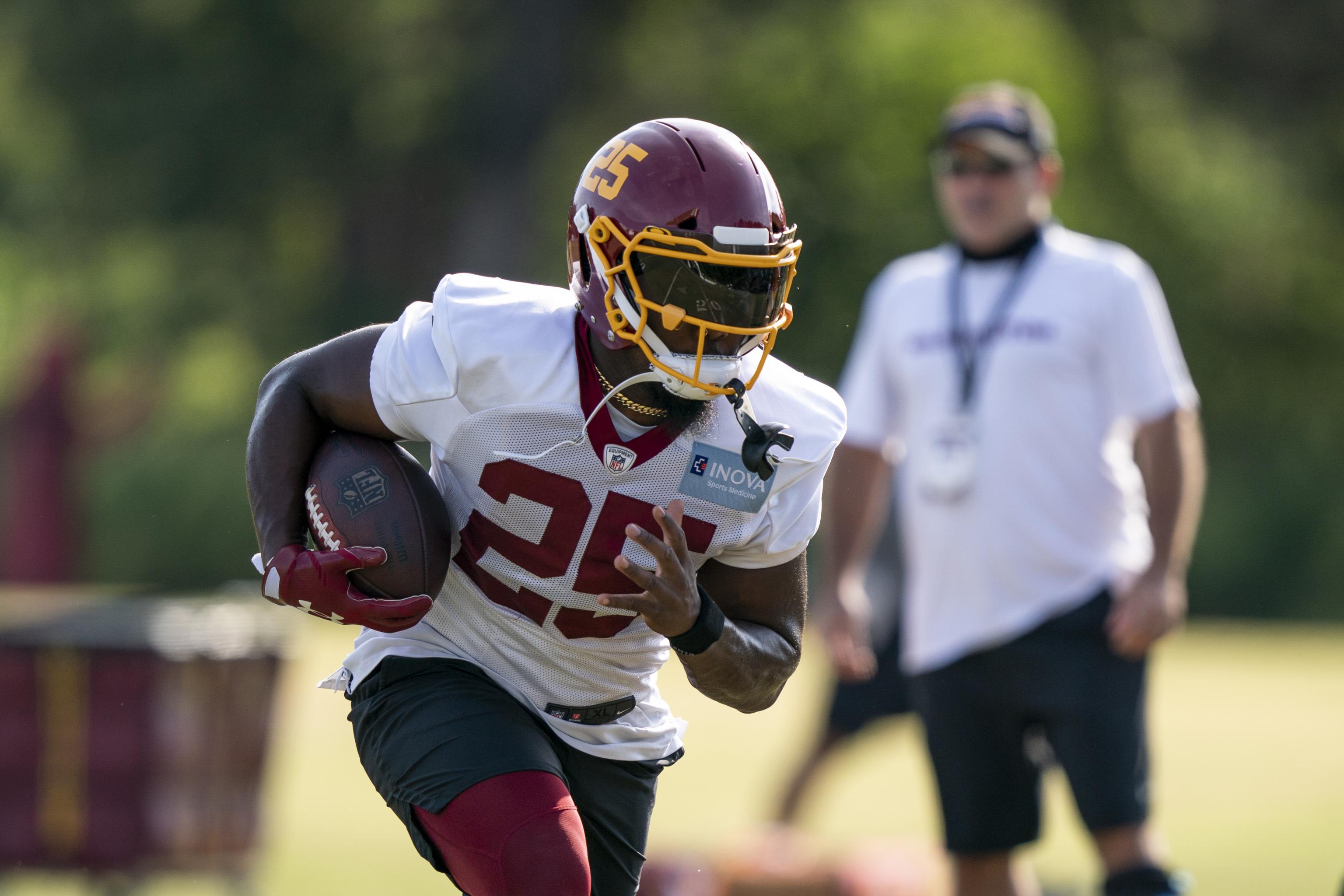 Washington Commanders defensive end K.J. Henry (55) works during an NFL  football practice at the team's training facility, Wednesday, May 24, 2023  in Ashburn, Va. (AP Photo/Alex Brandon Stock Photo - Alamy