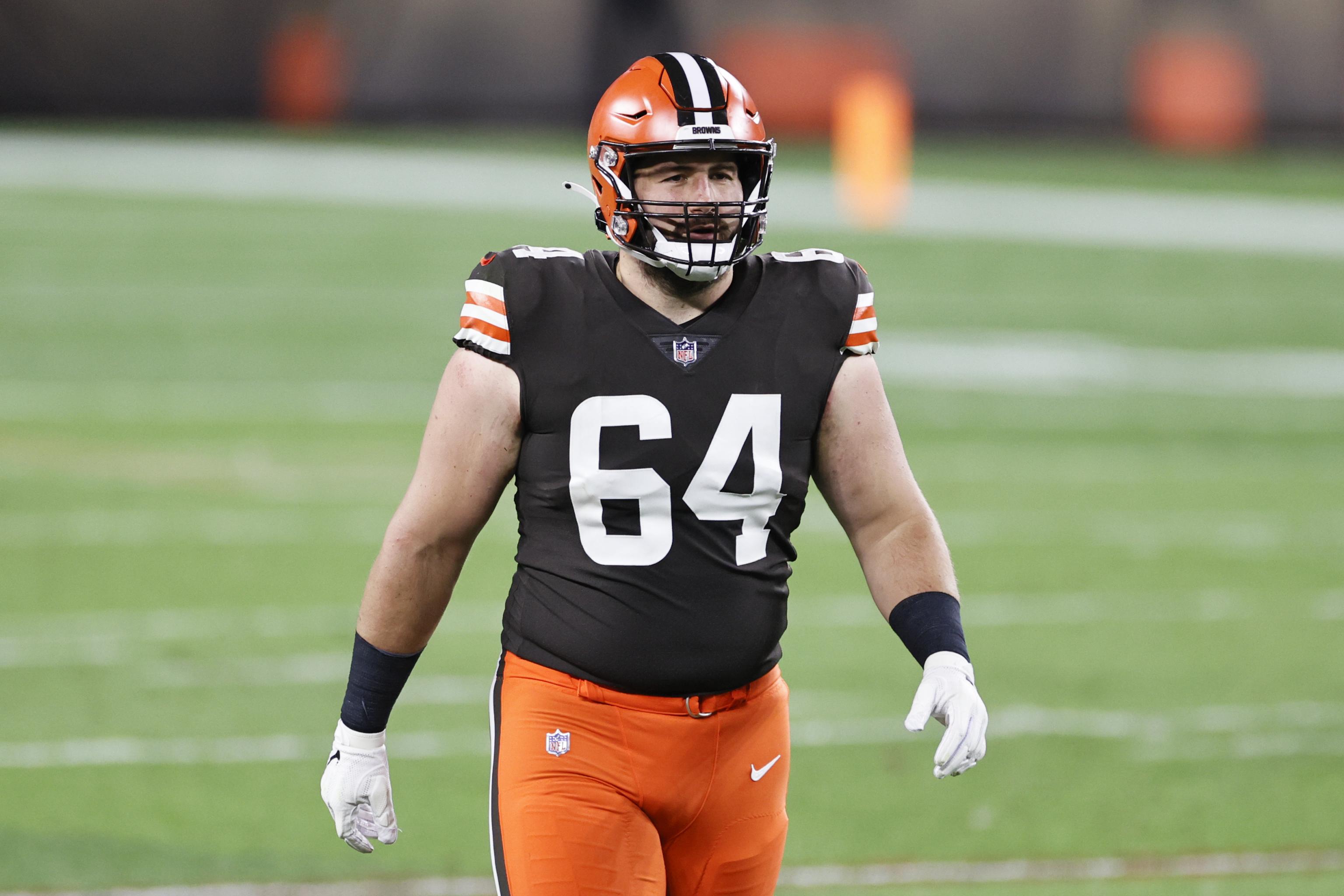 Browns center and NFLPA president JC Tretter's next fight: More natural  grass 