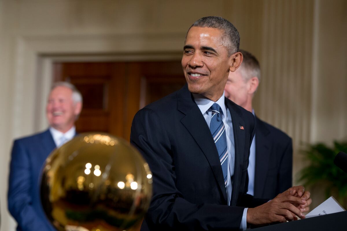 Barack Obama Attends Lakers vs. Heat NBA Finals Game 1 as ...