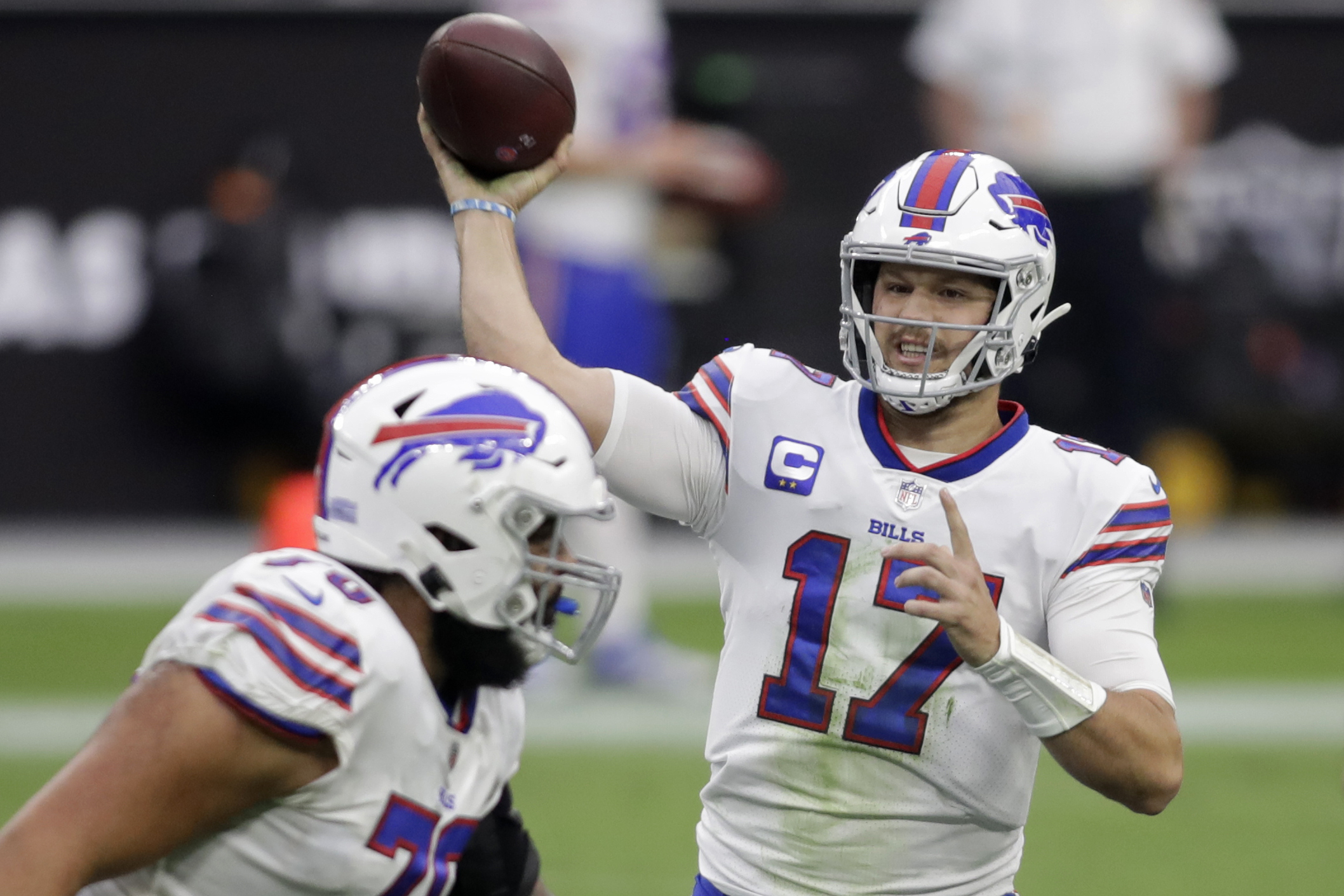 Bills remain undefeated, top Raiders in Las Vegas, 30-23