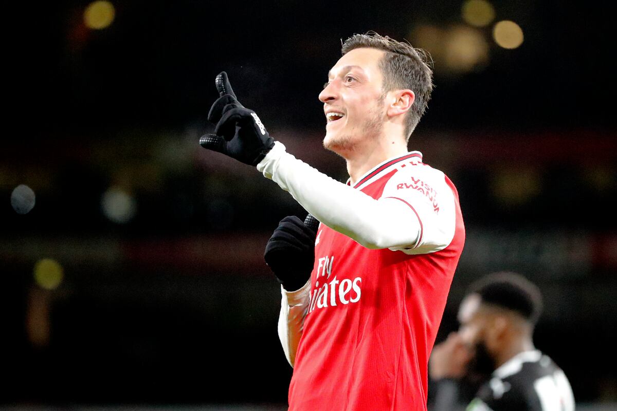 Mesut Ozil Offers to Pay Gunnersaurus' Arsenal Salary ...