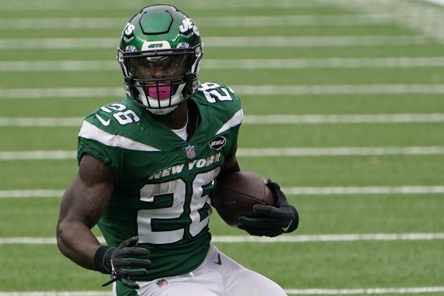 New York Jets running back Le'Veon Bell runs the ball during the second half of an NFL football game against the Arizona Cardinals, Sunday, Oct. 11, 2020, in East Rutherford. (AP Photo/Seth Wenig)