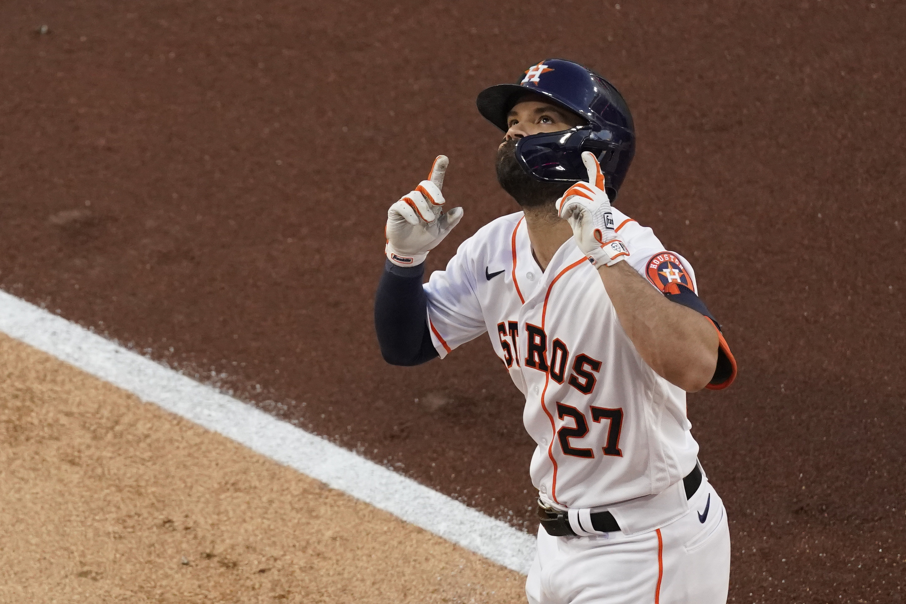 Astros-Rays: Fan uses megaphone to shame 'cheaters' for sign