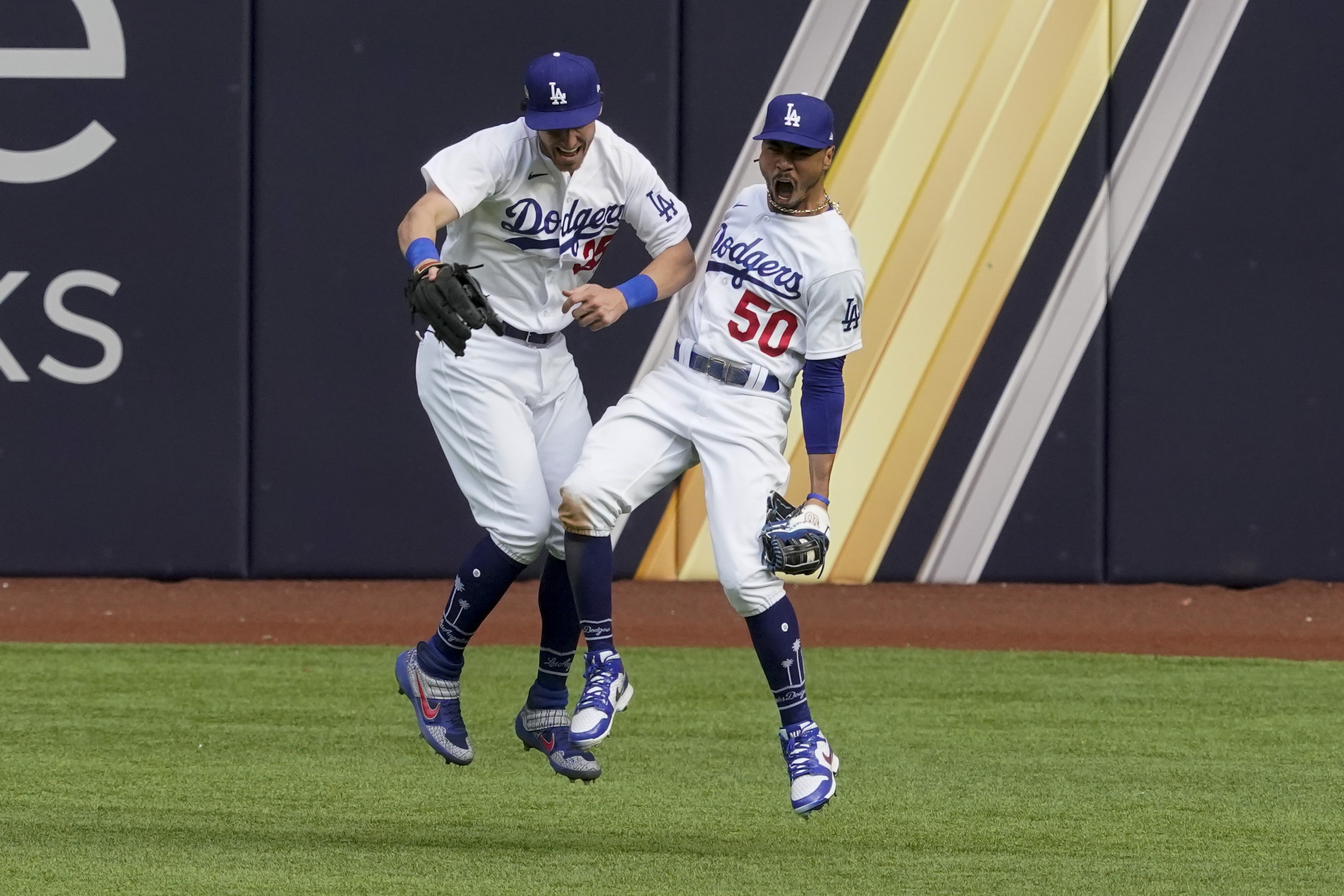 WATCH: Dodgers' Mookie Betts robs Braves' Freddie Freeman of NLCS
