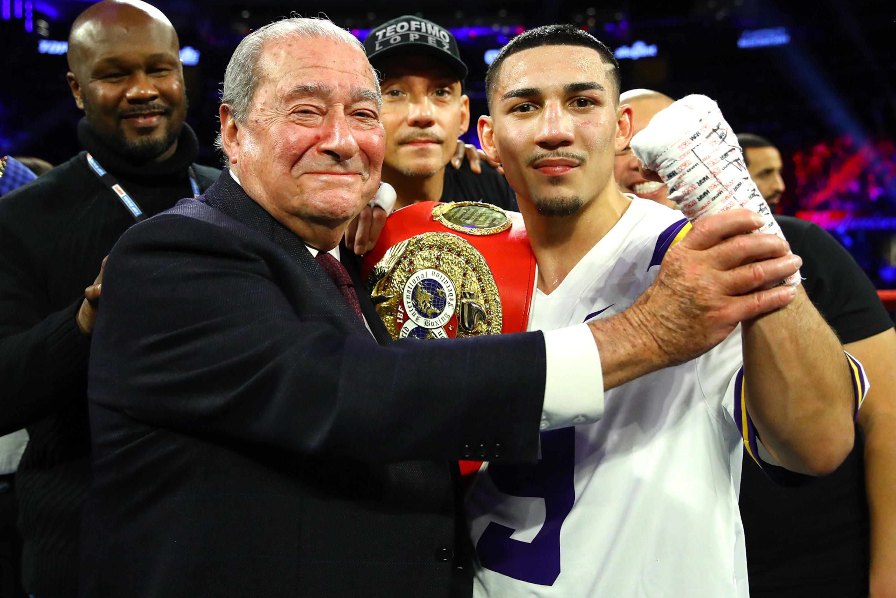 Teófimo López unhappy at Top Rank, threatens to walk out like Mayweather 2 Teófimo López