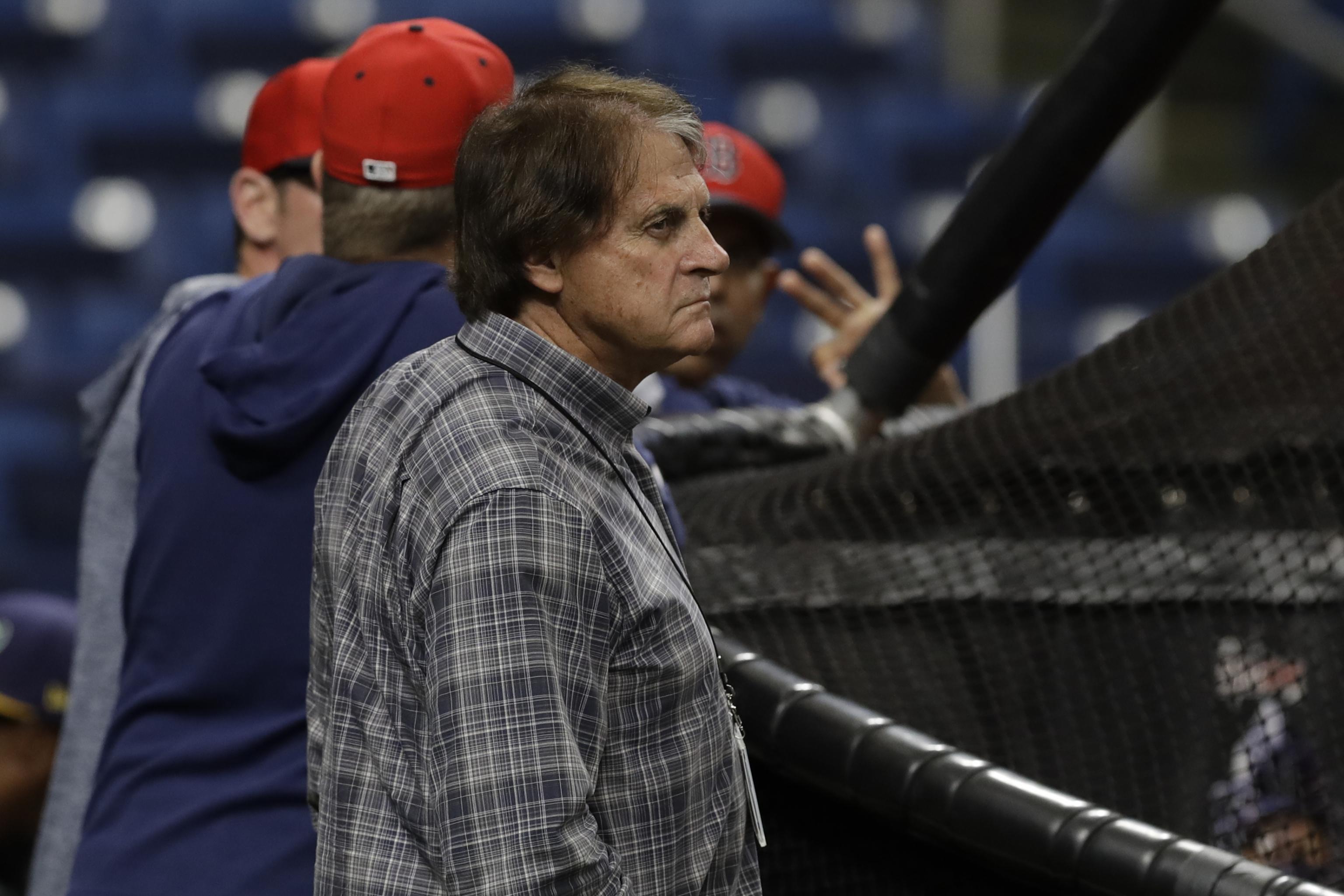 Who are the possible candidates to replace Tony La Russa as the