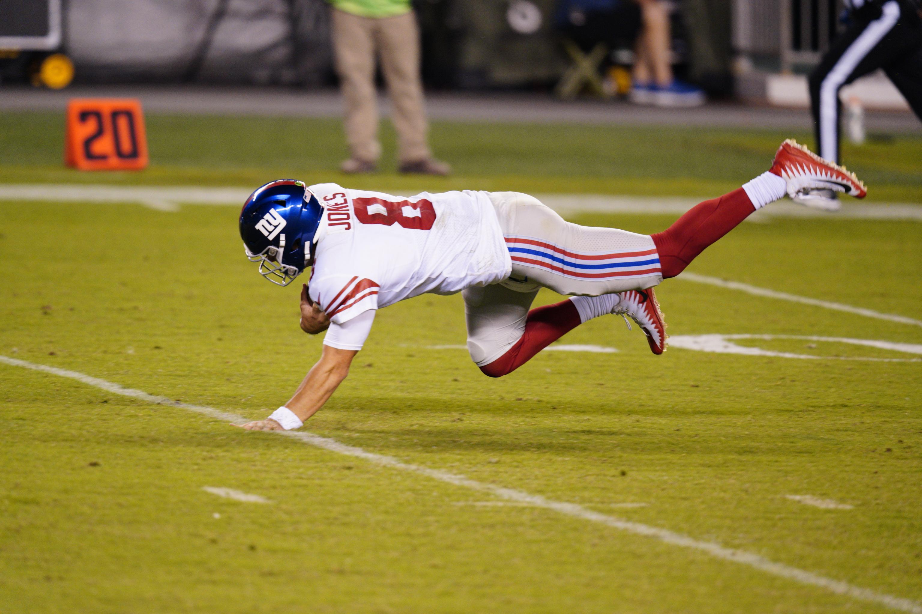 Giants' Daniel Jones trips, falls on long run (Spanish, radio calls) -  Sports Illustrated