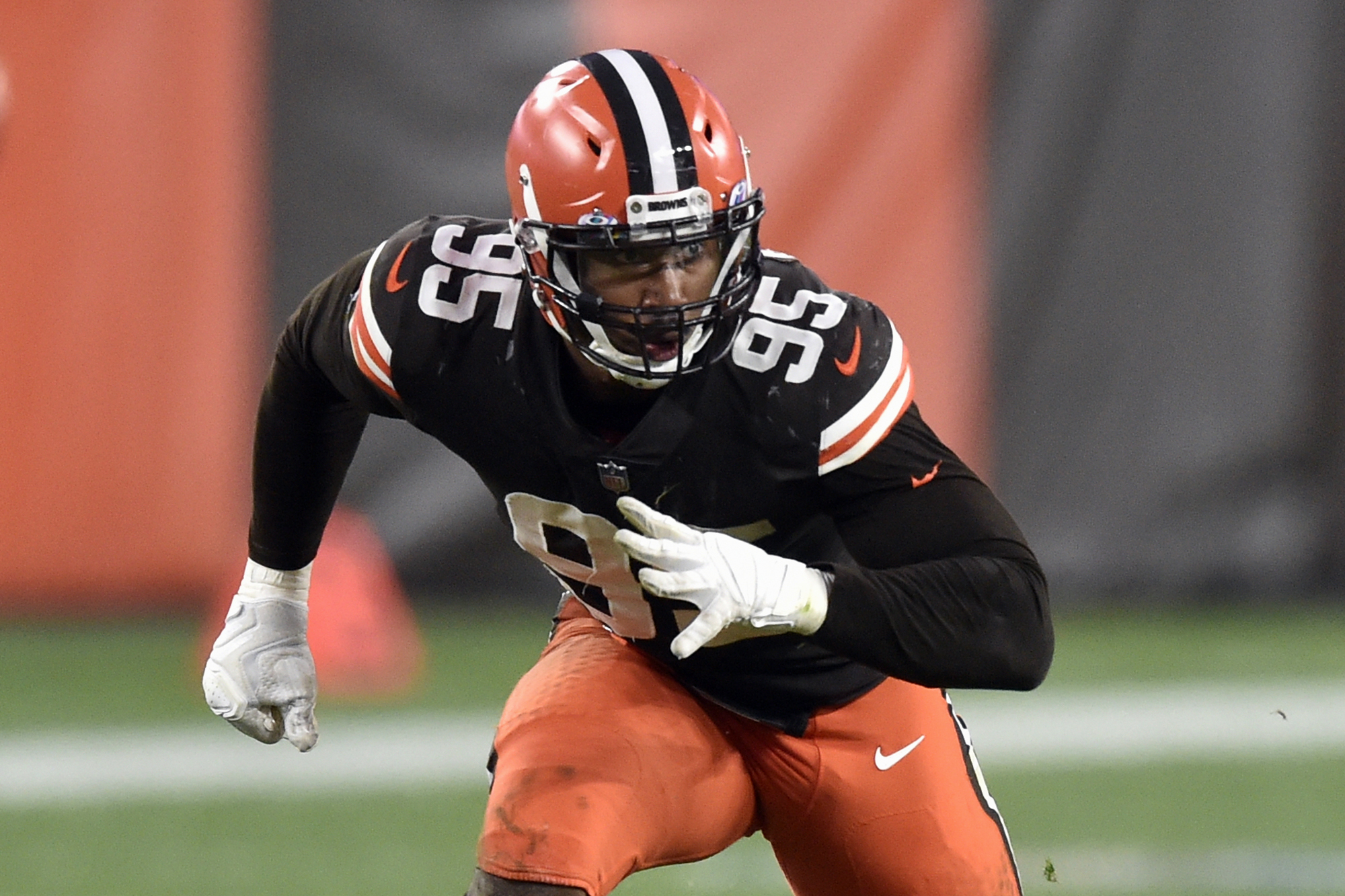 Browns' Myles Garrett to Undergo MRI on Knee Injury Suffered vs