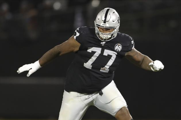 ARCHIVO.- Foto del 9 de septiembre del 2019 el tacle de los Raiders de Oakland Trent Brown en una jugada ante los Broncos de Denver en Oakland, California. El jueves 22 de octubre del 2020 cinco jugadores de los Raiders fueron puestos en la lista de COVID-19 por precaucación después de que estuvieron en contacto directo con Brown. (AP Photo/Peter Joneleit, File)