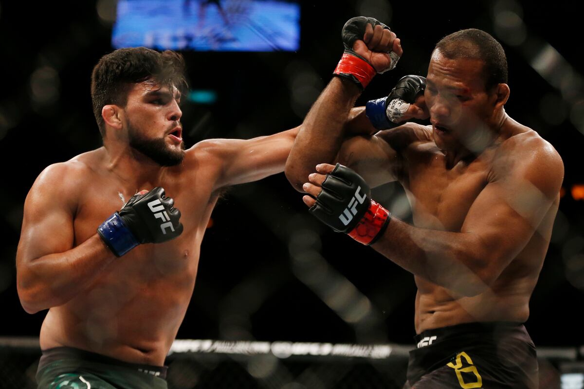 Report: Kelvin Gastelum vs. Ian Heinisch Fight Set for January UFC Fight Night | Bleacher Report ...