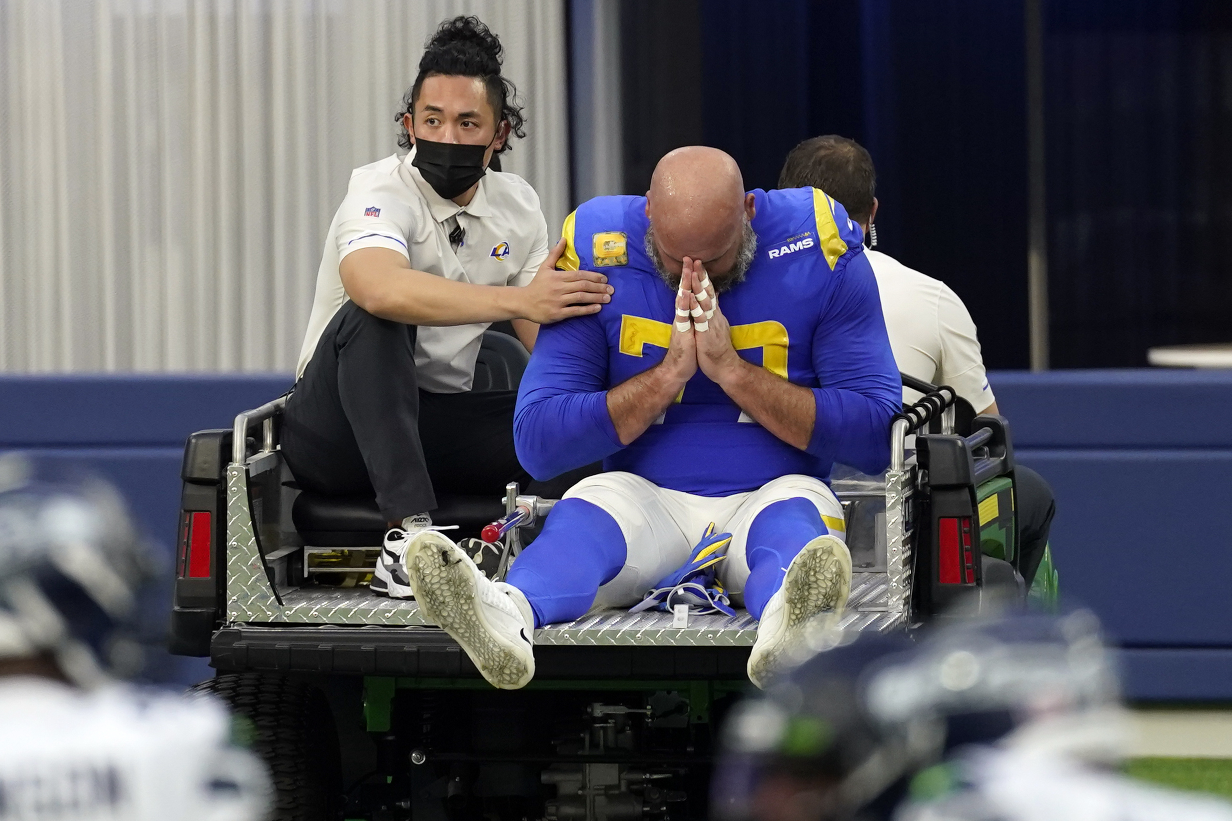 Rams: Andrew Whitworth carted off with severe knee injury