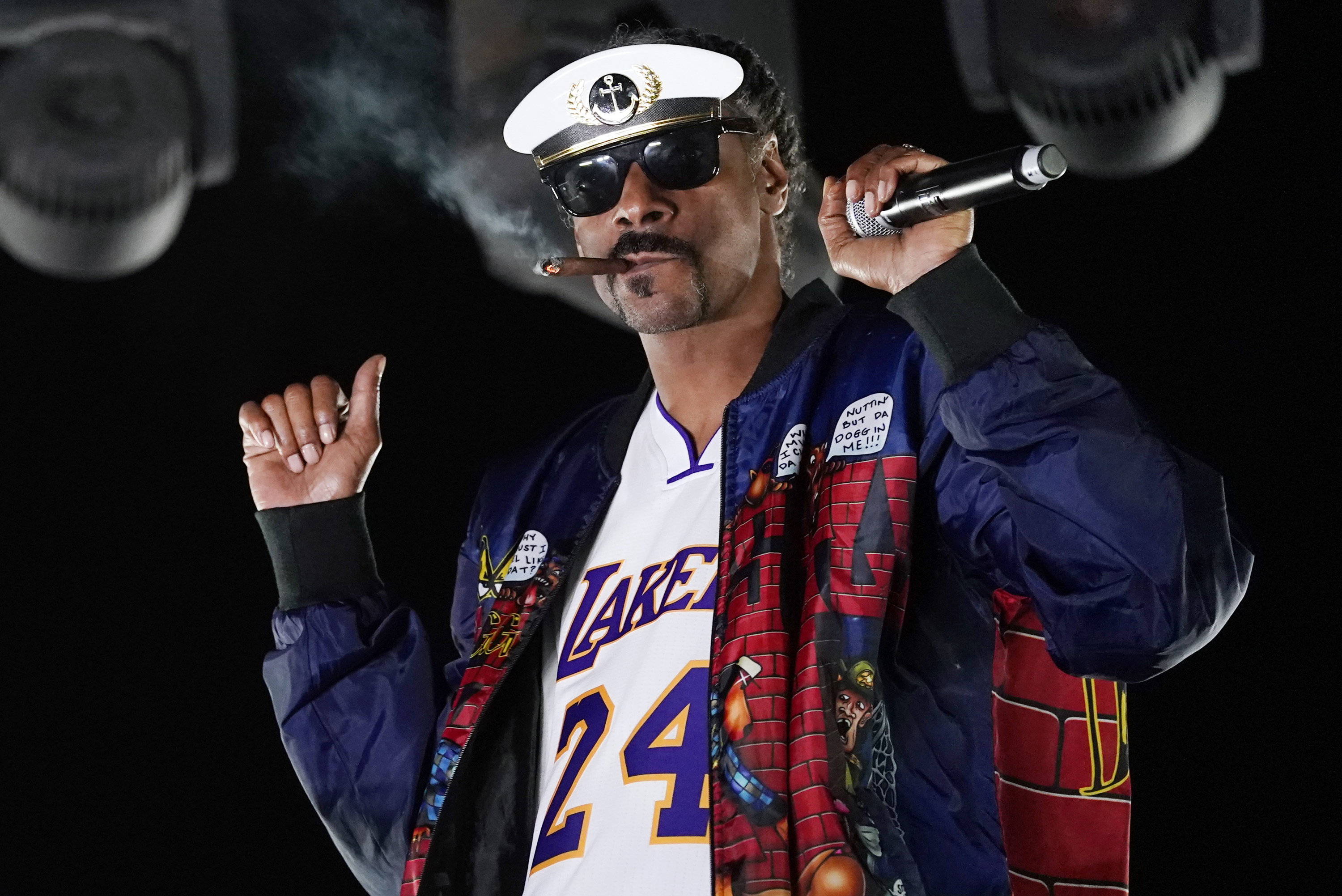Snoop Dogg tells the players who is starting for the LA Kings on