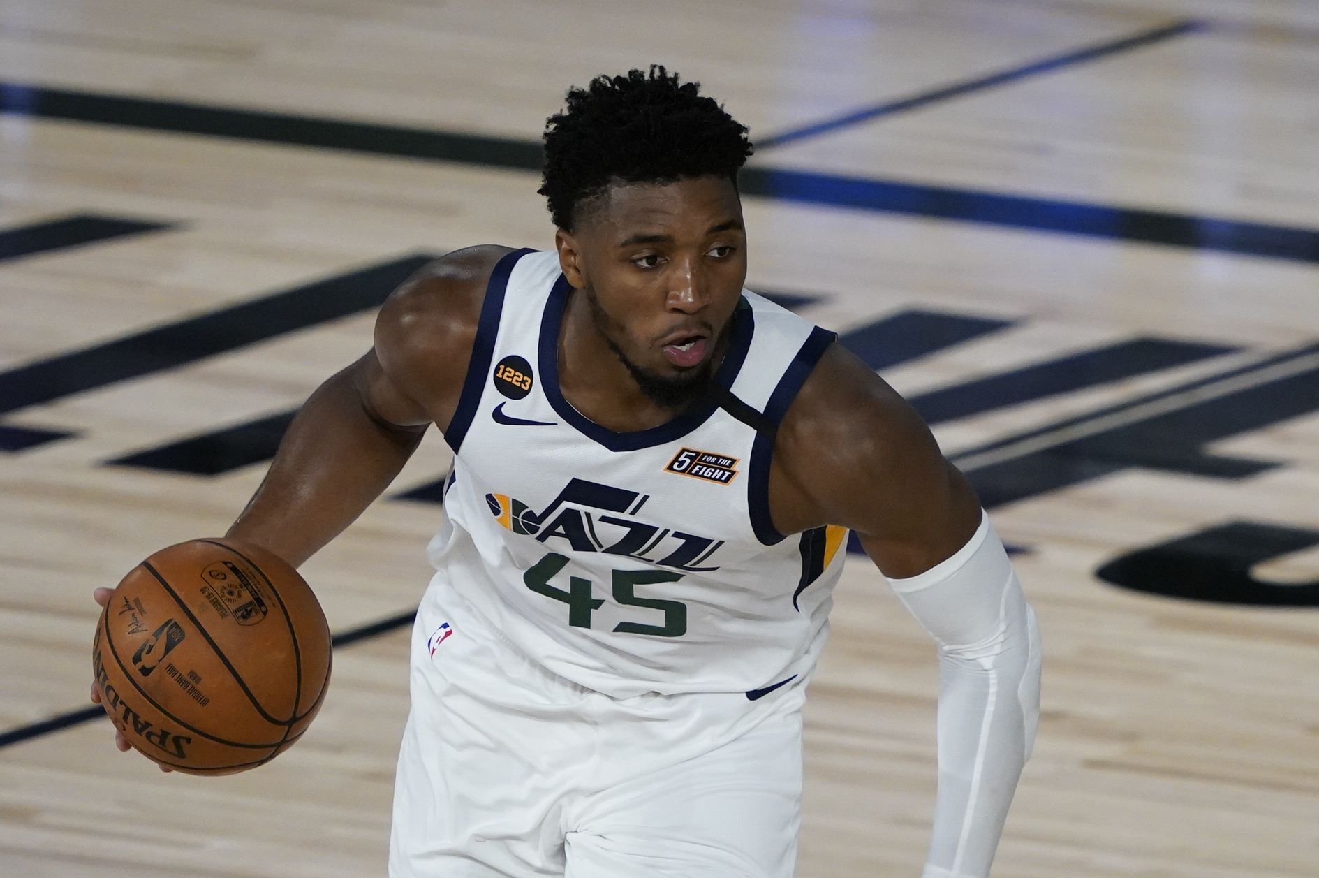 Donovan Mitchell greeted by 200-300 friends and family in hometown