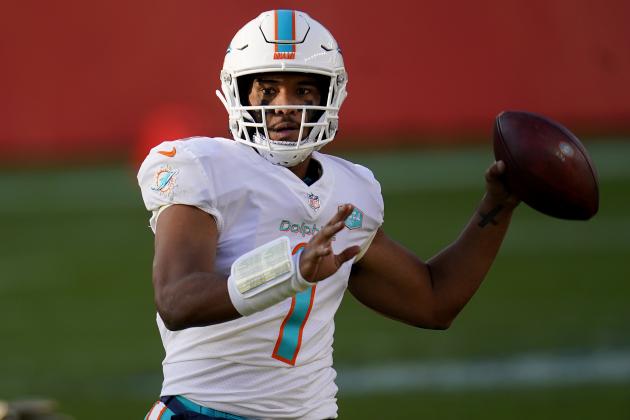 En foto del 22 de noviembre del 2020, el quarterback de los Dolphins de Miami Tua Tagovailoa lanza el balón en el juego ante los Broncos. El jueves 26 de noviembre del 2020 el pulgar adolorido de Tua Tagovailoa estaba mejor el jueves y el coach de los Dolphins de Miami Brian Flores expresó su optimismo de que el quarterback novato podrá jugar el domingo ante los Jets de Nueva York. (AP Photo/David Zalubowski)