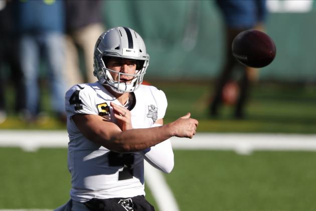 Las Vegas Raiders quarterback Derek Carr throws during the first half an NFL football game against the New York Jets, Sunday, Dec. 6, 2020, in East Rutherford, N.J. (AP Photo/Noah K. Murray)