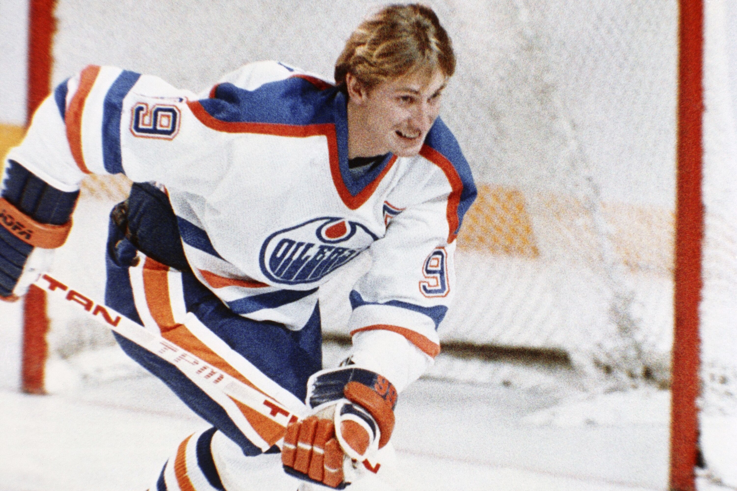 Wayne Gretzky Ultra-Rare Gem Mint 10 1979 Rookie Card Auctions for Record $1.29M - Vimarsana News