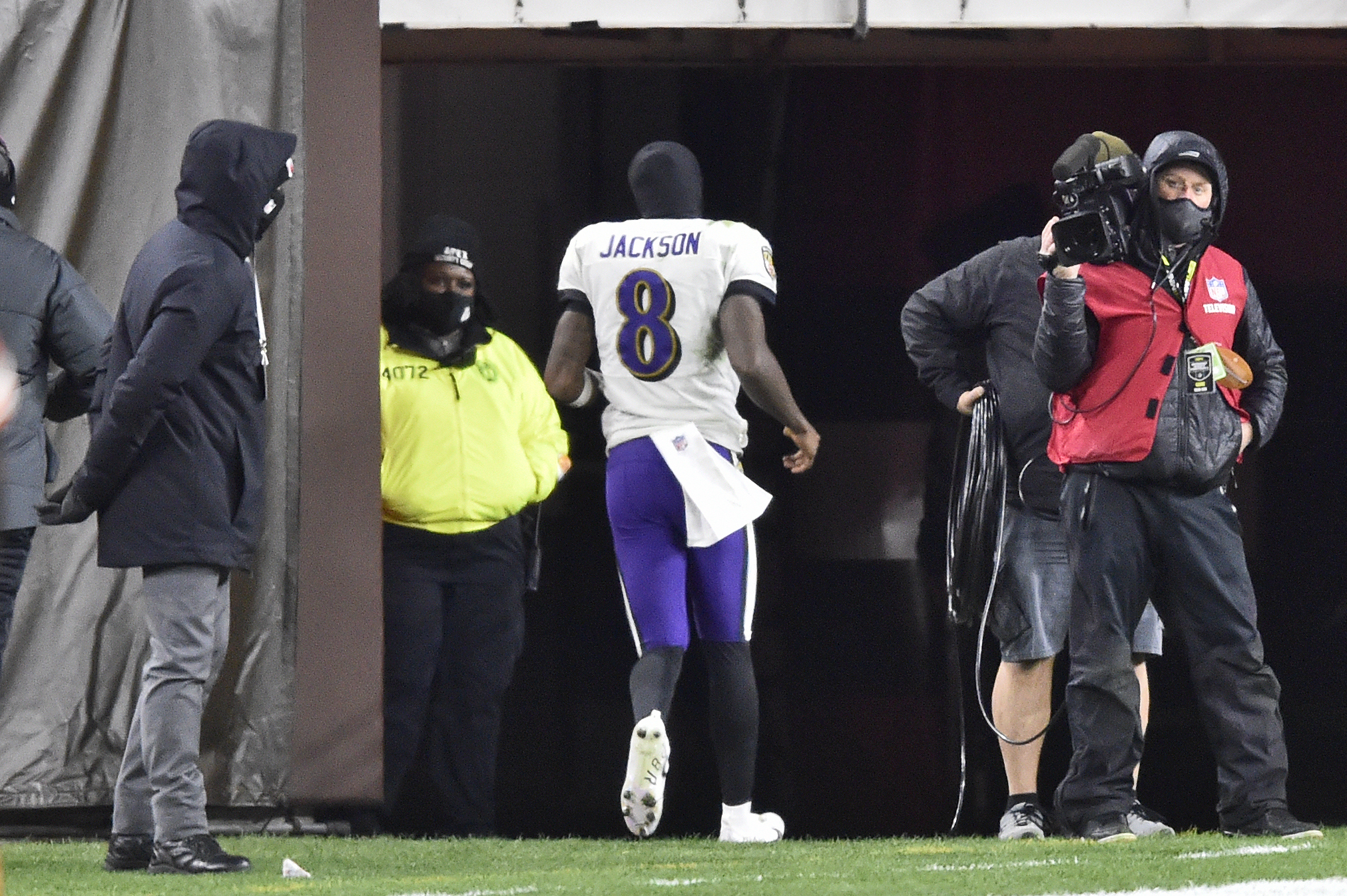 Jackson returns to save Ravens with 47-42 win over Browns