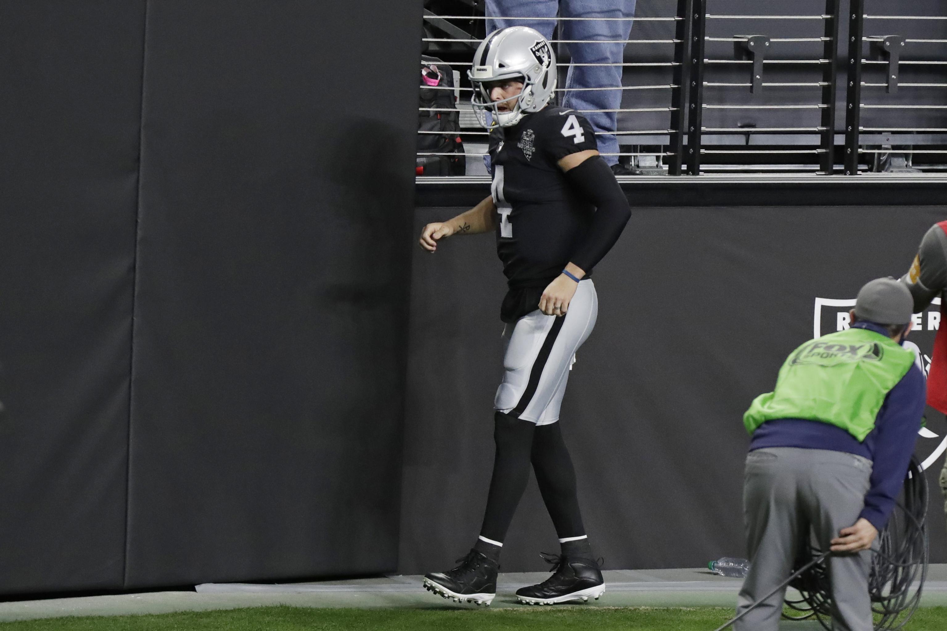 Raiders QB Derek Carr leaves game with groin injury