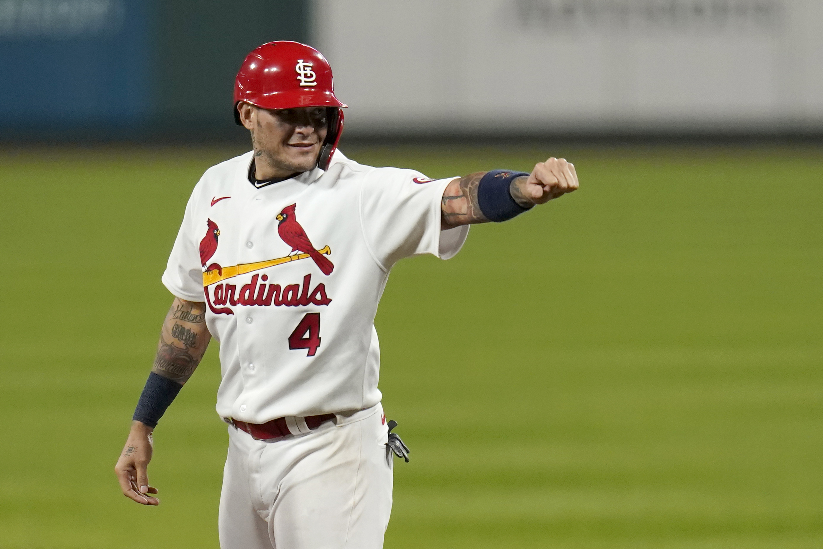 Cardinals' Yadier Molina gets Gold Glove Award