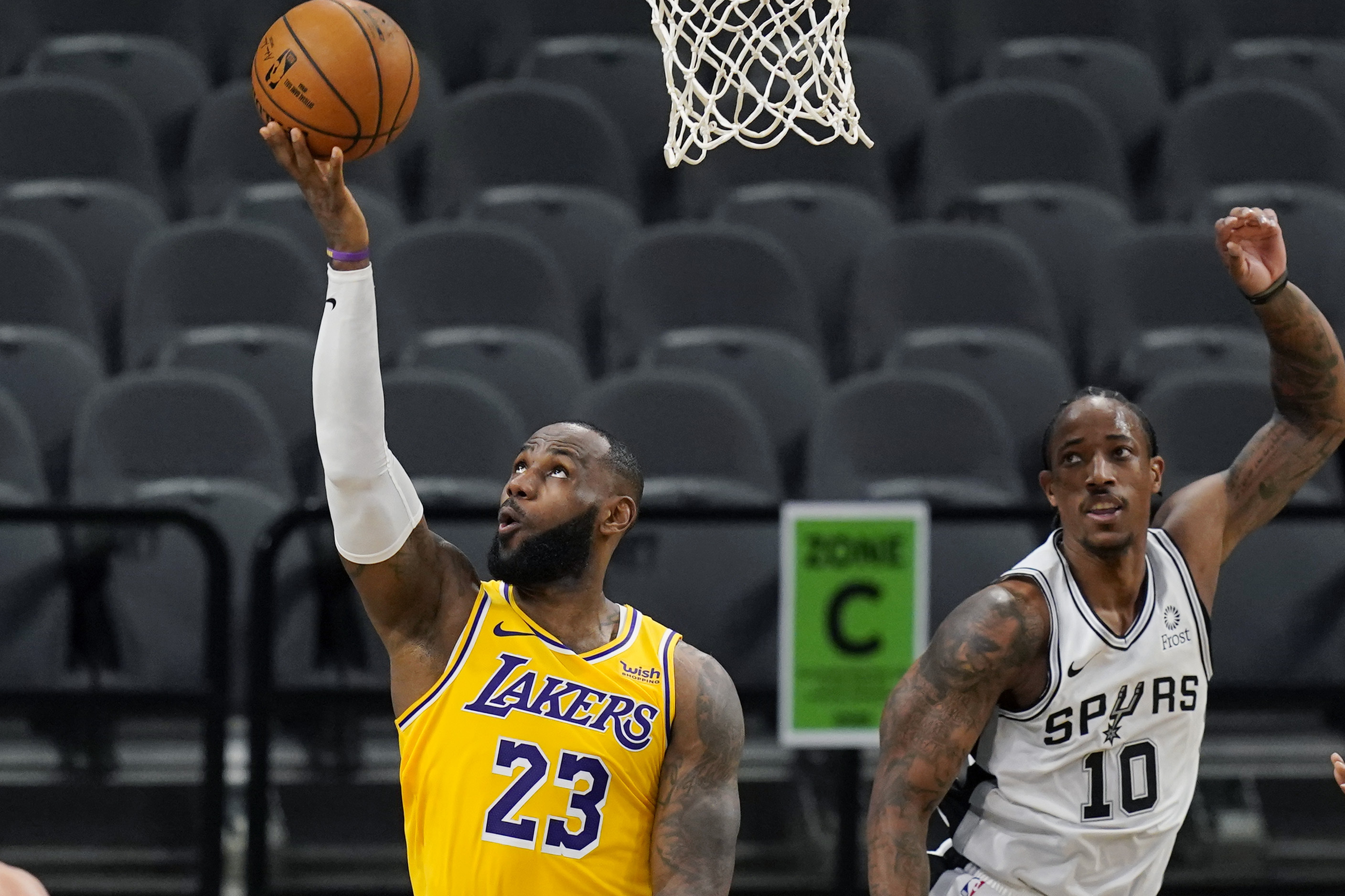 Lakers Lebron James Reaches Double Digit Scoring In Record 1 000 Straight Games Bleacher Report Latest News Videos And Highlights