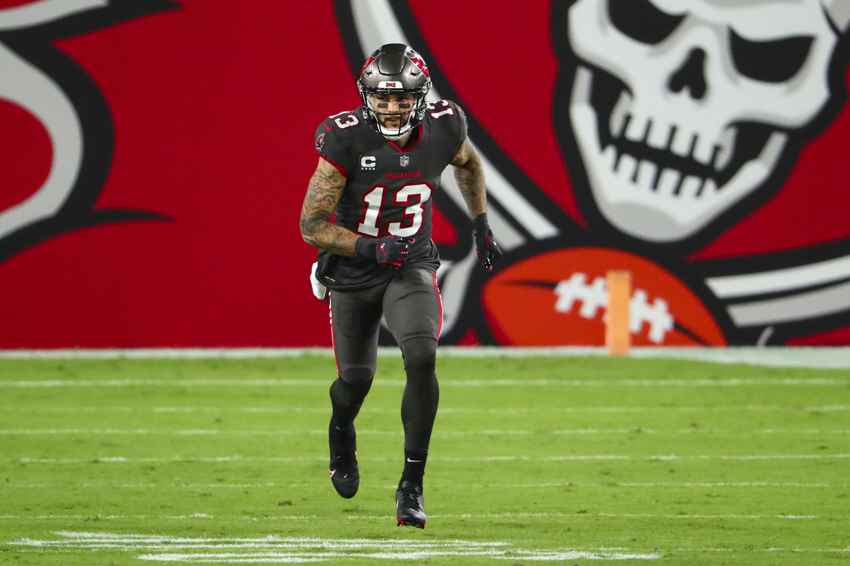 Bucs' Mike Evans Reportedly Will Play vs. Washington Despite Knee