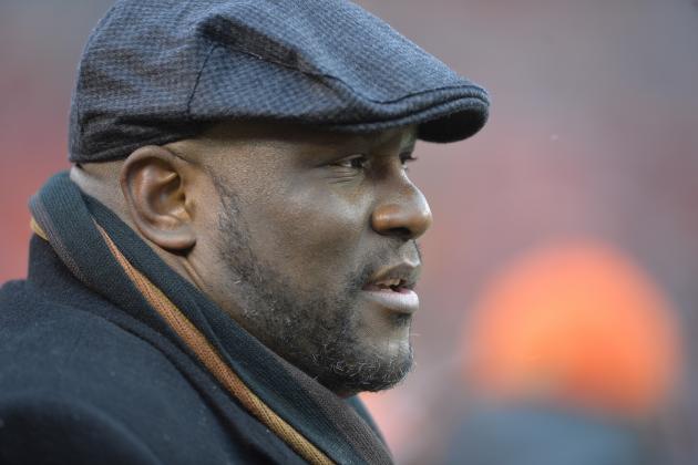 Cleveland Browns general manager Ray Farmer stands on the field prior to an NFL football game between the Pittsburgh Steelers and the Browns, Sunday, Jan. 3, 2016, in Cleveland. The Steelers won 28-12. (AP Photo/David Richard)