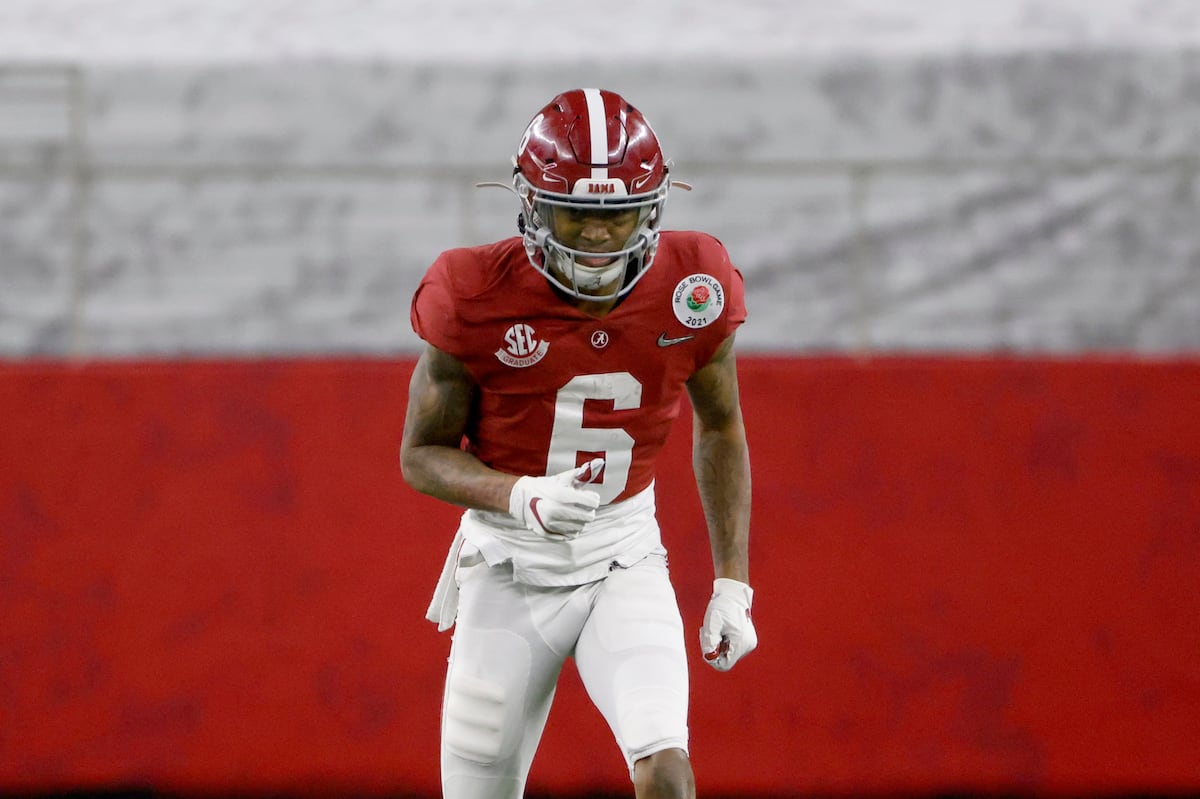 Alabama's DeVonta Smith Named 2020 Biletnikoff Award Winner | News