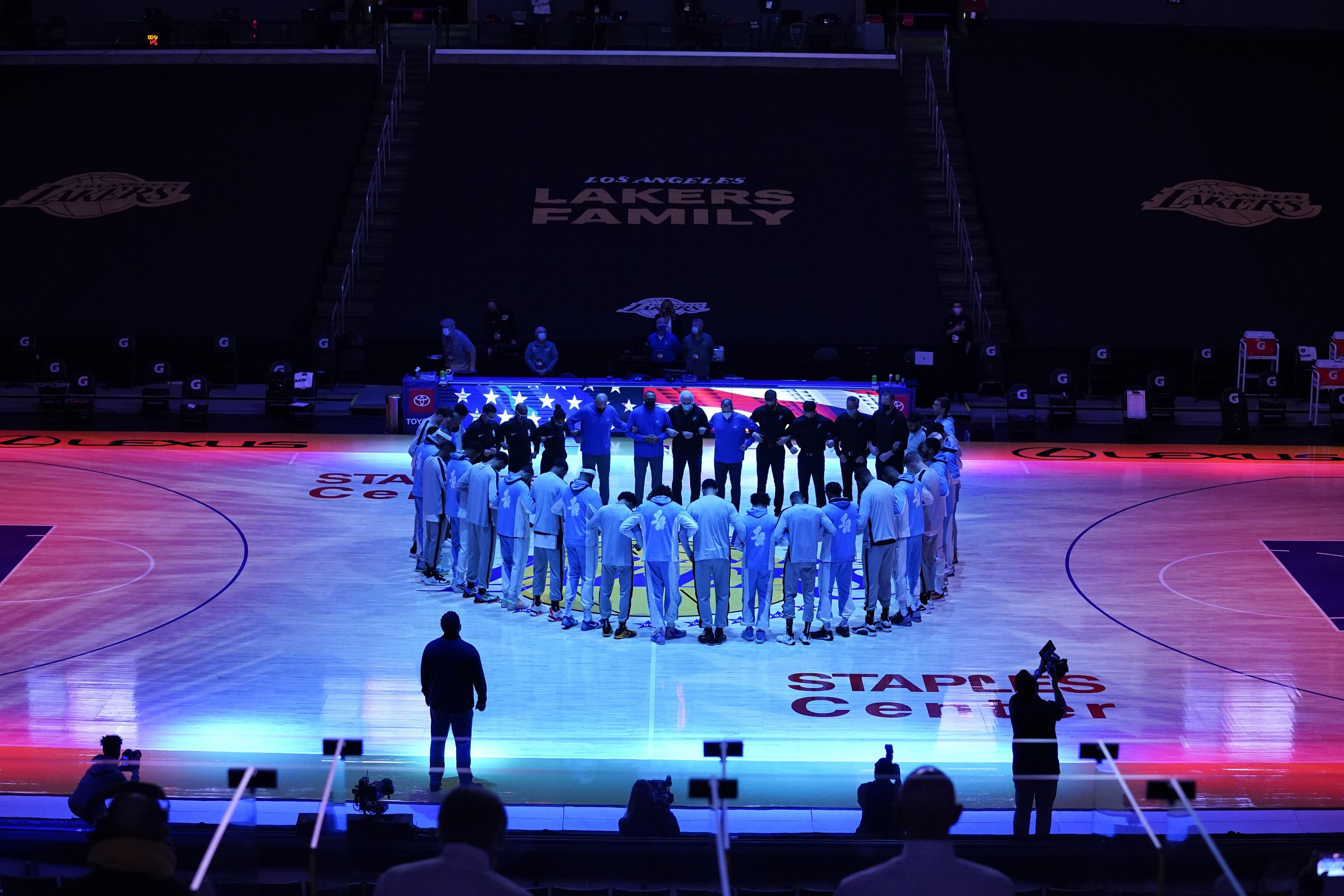 Lakers Spurs And Officials Link Arms At Center Court During National Anthem Bleacher Report Latest News Videos And Highlights