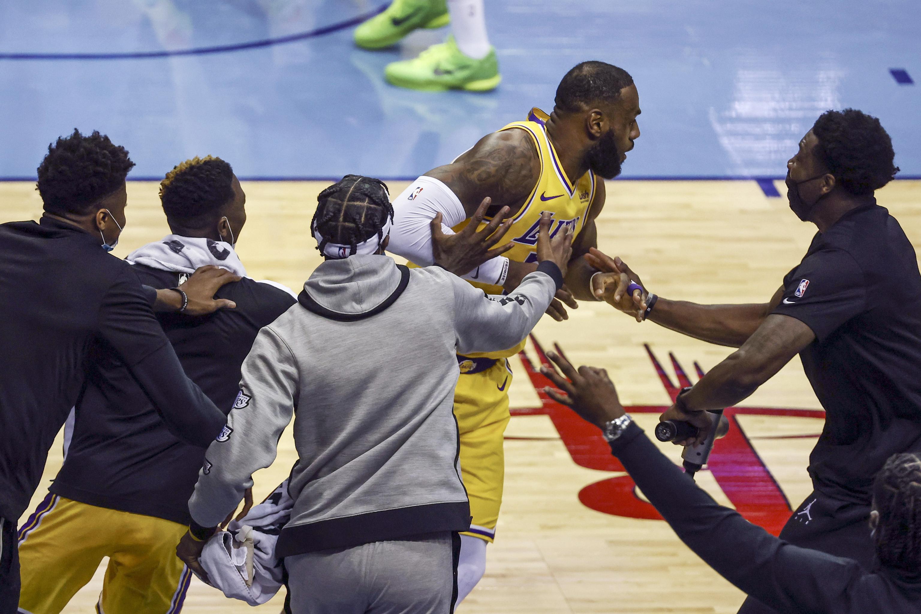 LeBron James reacts to Schroder's shot, Lakers win vs