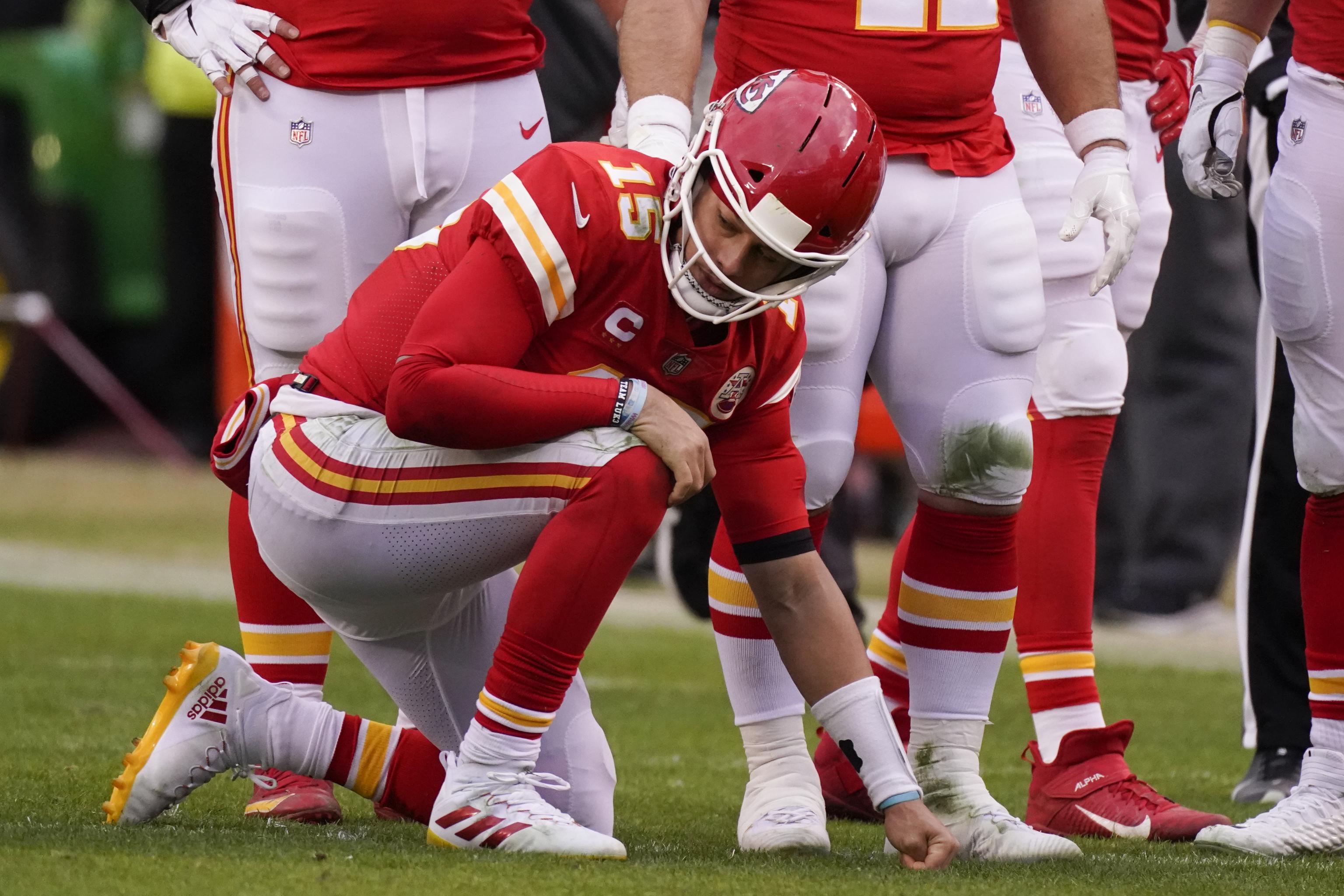 Chiefs QB Patrick Mahomes reacts to Rangers prospect getting