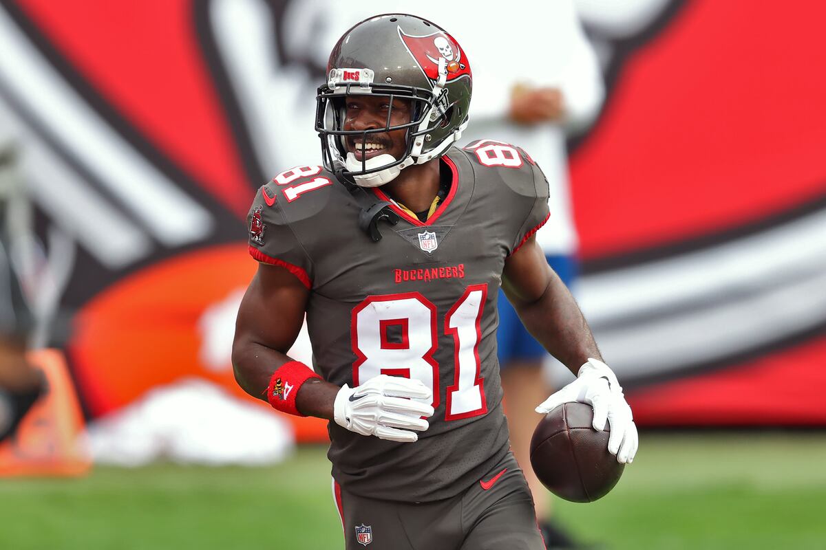 Report Bucs' Antonio Brown Avoided Serious Knee Injury; DaytoDay
