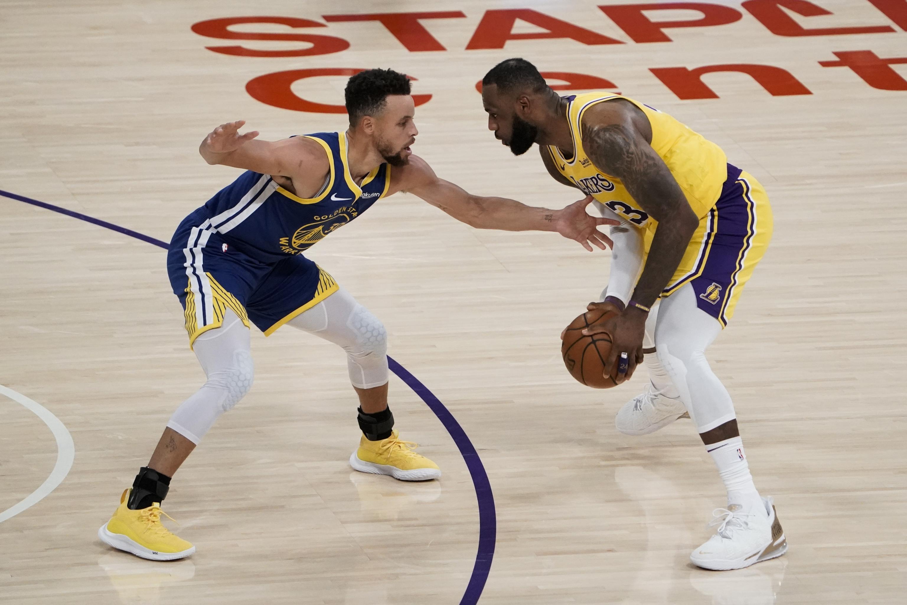 Curry's triple-double leads Warriors past Lakers; Bucks win