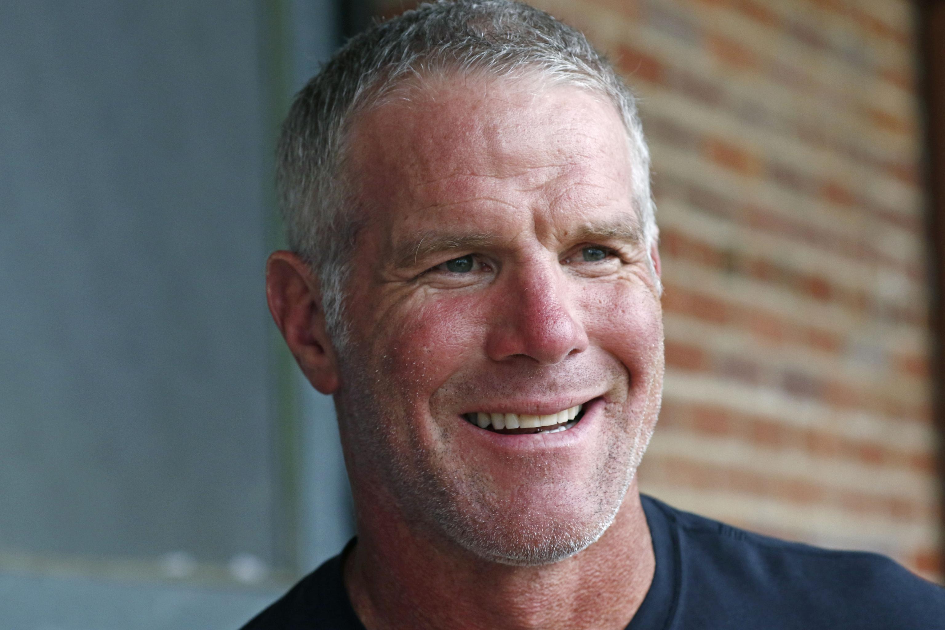 Brett Favre estimates he suffered 'thousands' of concussions