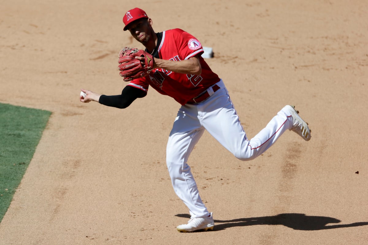 Andrelton Simmons Rumors: Reds Among'Many Teams' Interested in FA SS thumbnail