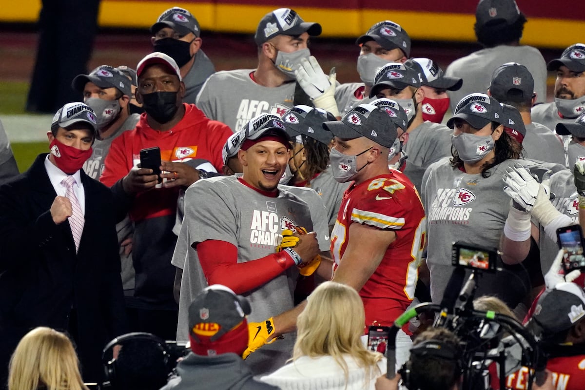 <p>Chiefs Invite Kansas City Health Care Workers to Attend Super Bowl 55 thumbnail
