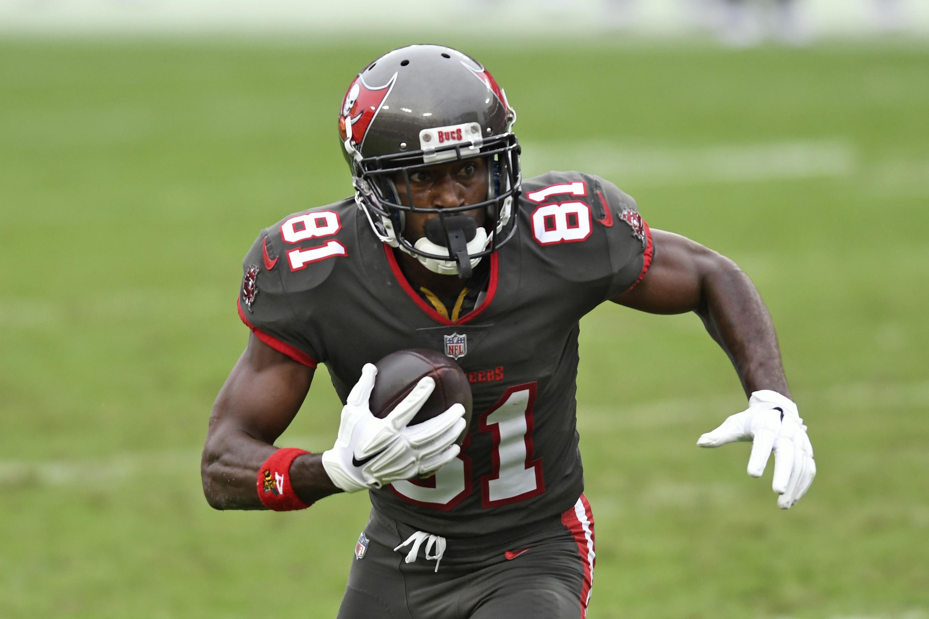 Buccaneers' Antonio Brown to miss NFC championship with knee injury