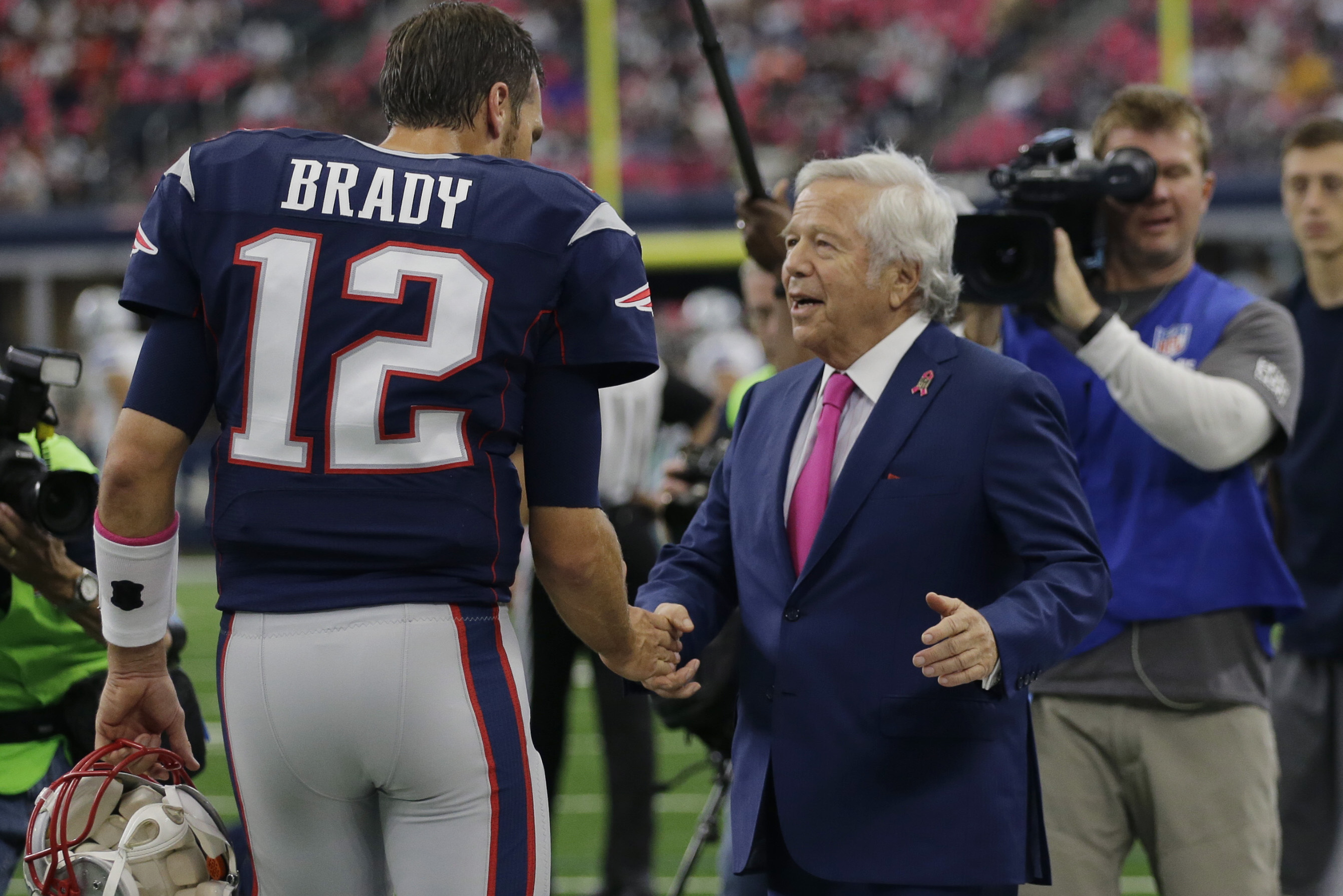 Morning sports update: Tom Brady and Robert Kraft thanked the 'Tuck Rule'  referee after his last regular season game