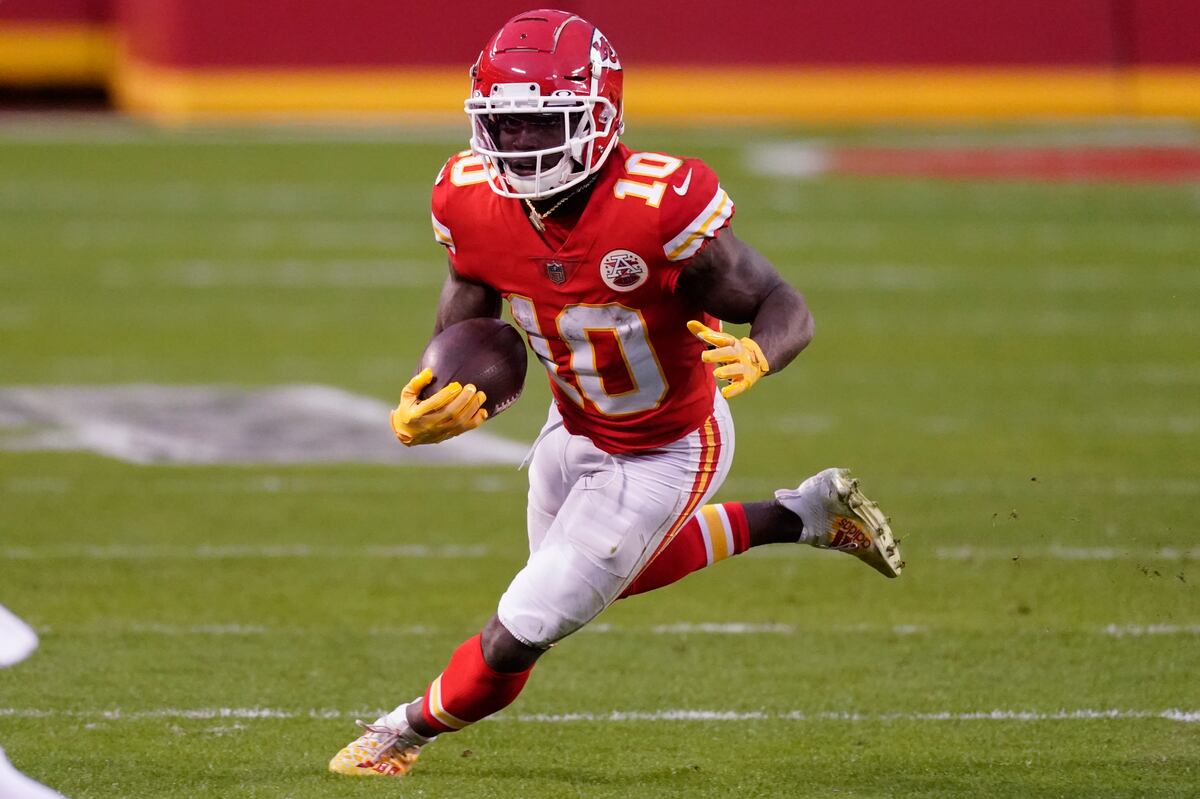 <p>Chiefs' Tyreek Hill Tired of Being Asked If He's Faster Than Bucs' Scotty Miller thumbnail