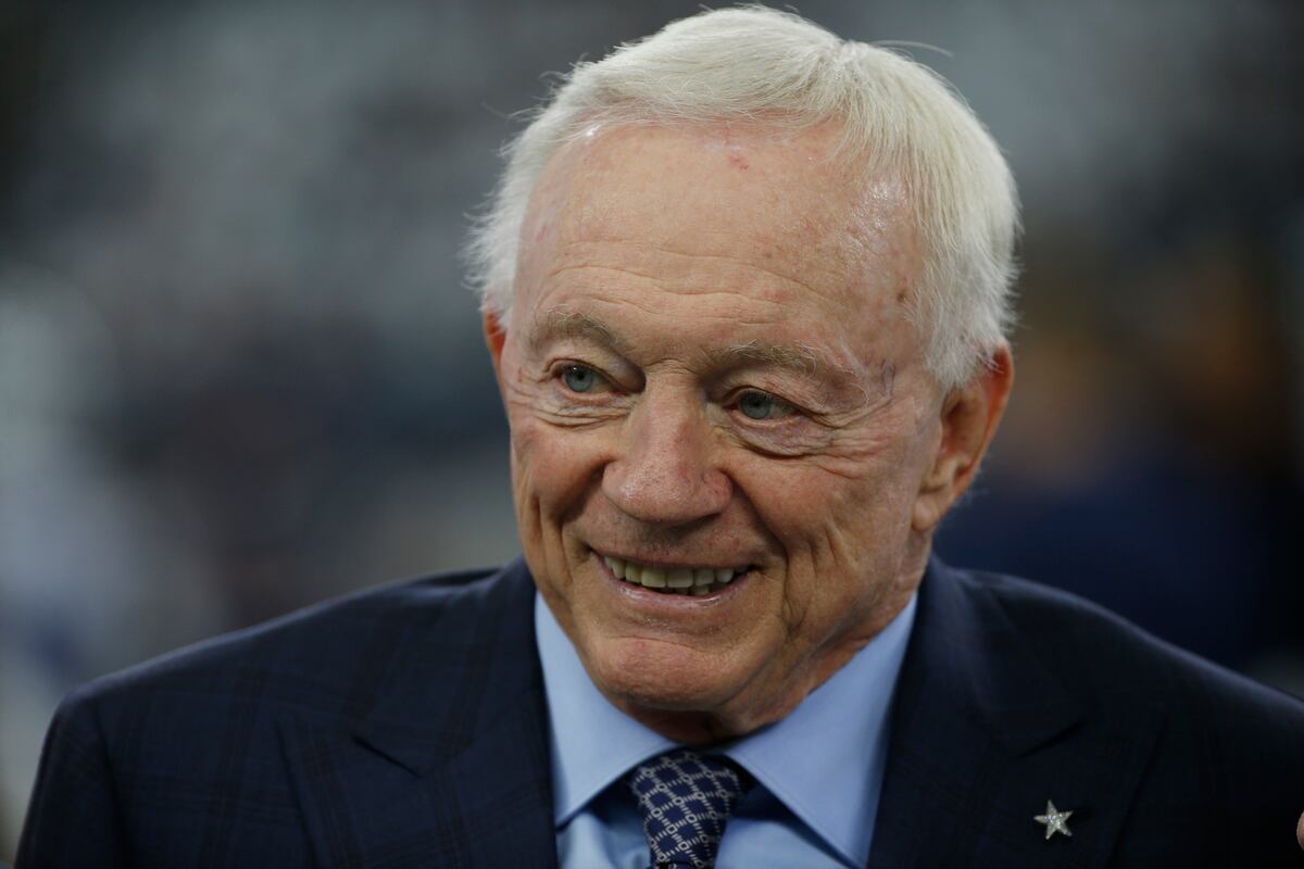 Cowboys Jerry Jones Pictured With Fan Buying Wine At 7 Eleven News