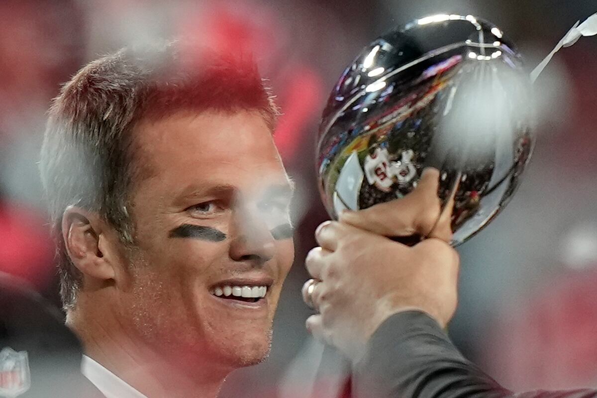Lorraine Grohs Wants Tom Brady To Apologize For Lombardi Trophy Parade Toss Bleacher Report 