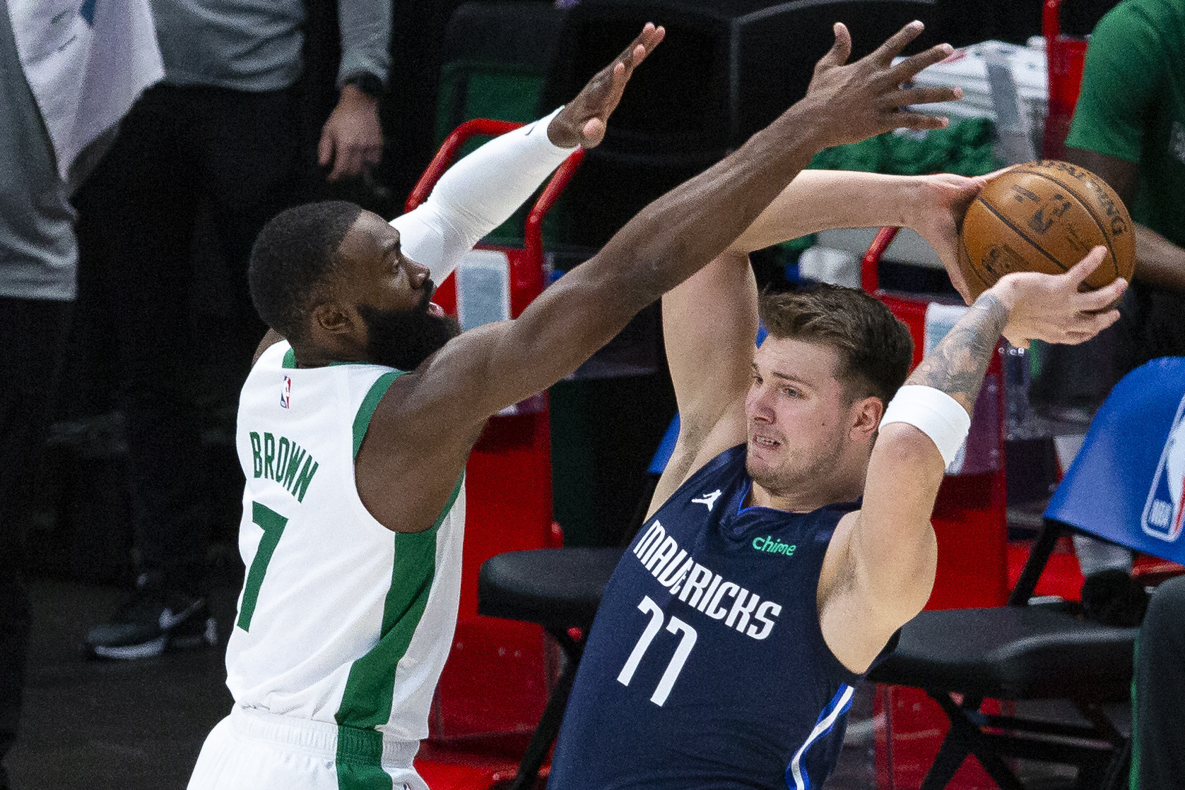 Luka Doncic's Buzzer-Beater Gives Mavericks Win vs. Jayson Tatum, Celtics