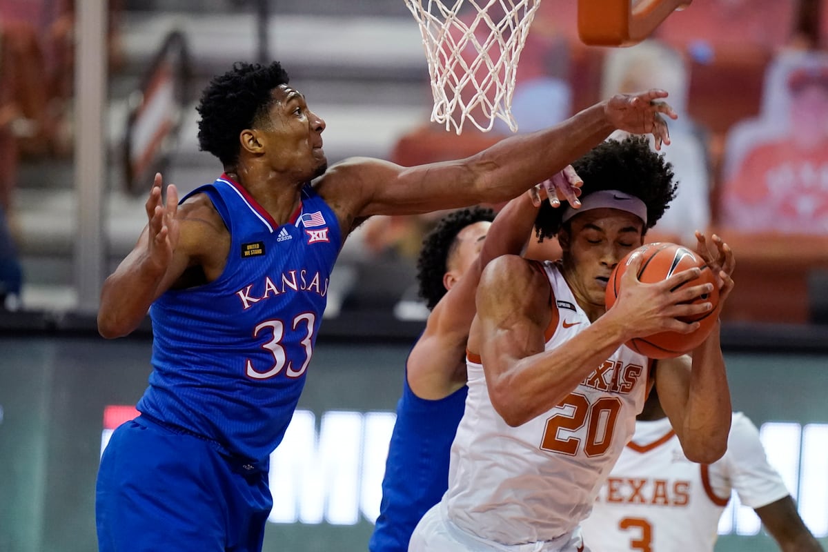 No. 14 Texas Uses 2nd Half Rally to Beat No. 17 Kansas in Overtime, 75-72 thumbnail