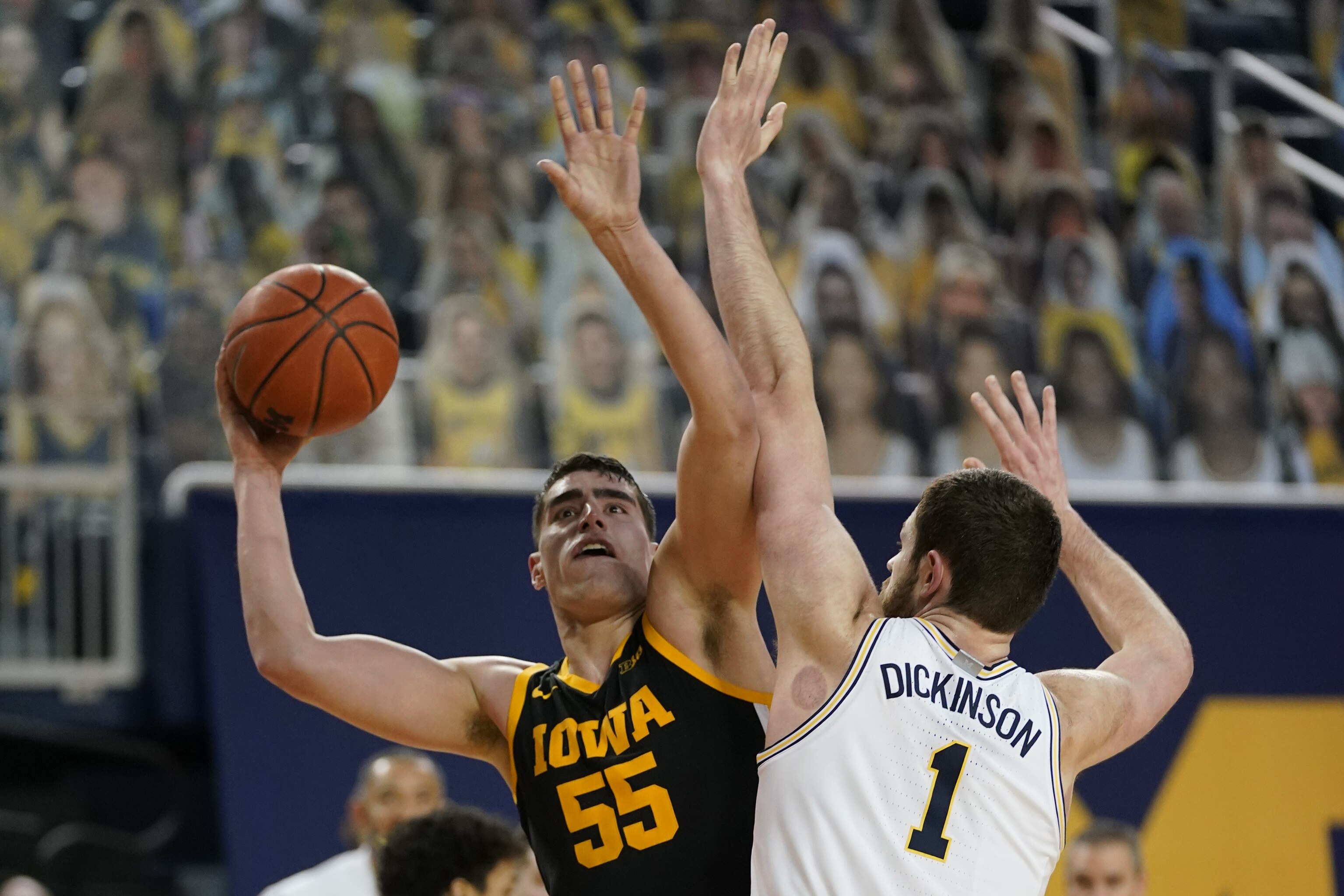 Luka Garza Injury Luka Garza Leads No 5 Iowa Past