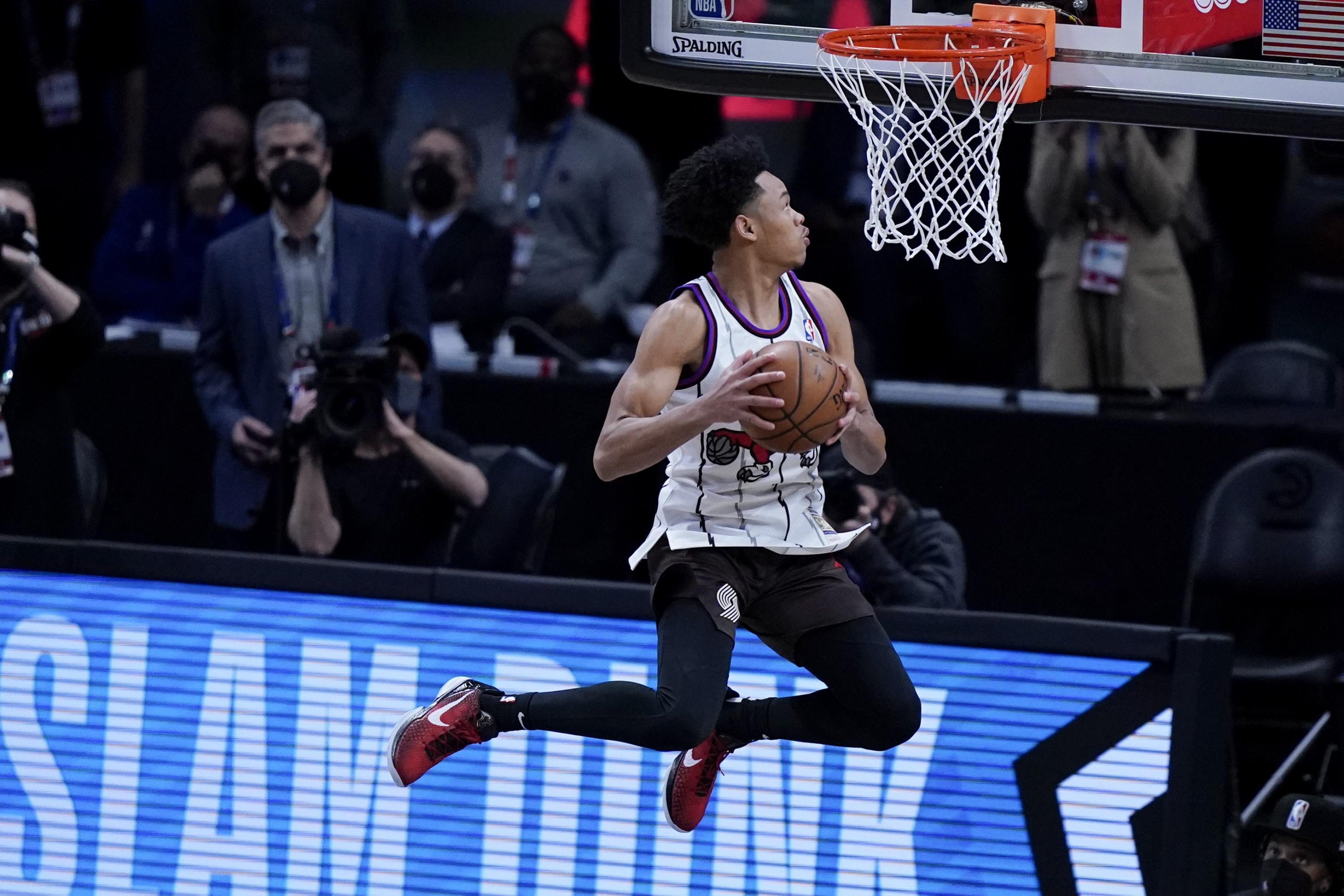 Anfernee Simons' slam dunk win is sealed with a kiss - Los Angeles Times